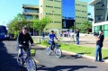 O professor doutor Rogério Profeta, Reitor da Uniso, utilizando a bicicleta do projeto UMOVE para transporte dentro do câmpus - Aquivo Assecoms/Uniso