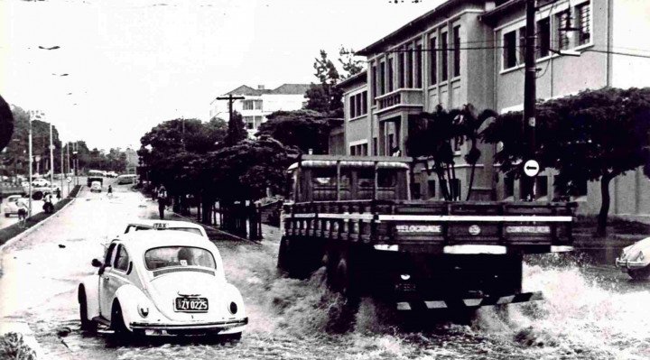 Em 1979, alagamento na av. Pereira Ignácio e Juscelino Kubitschek.