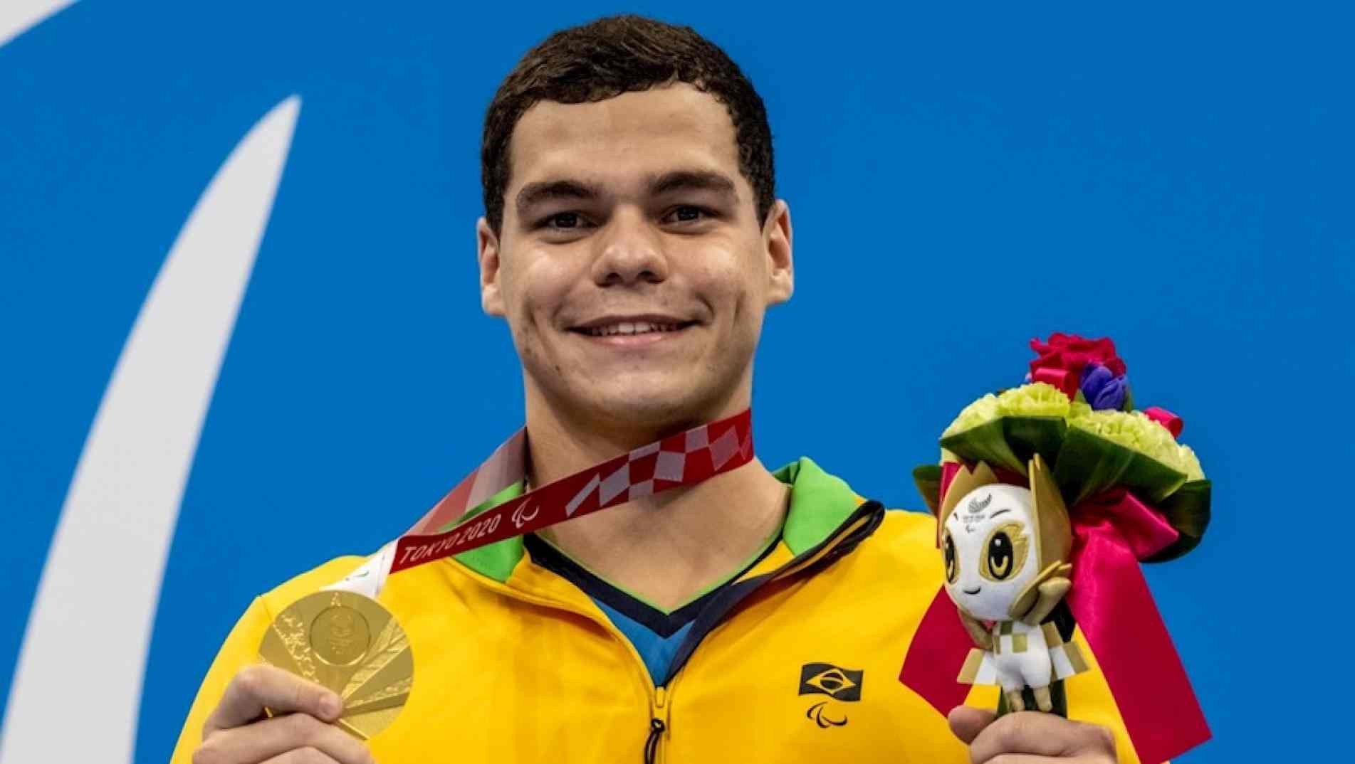 O nadador Gabriel Bandeira conquistou o primeiro ouro do Brasil, nos 100m borboleta, pela classe S14