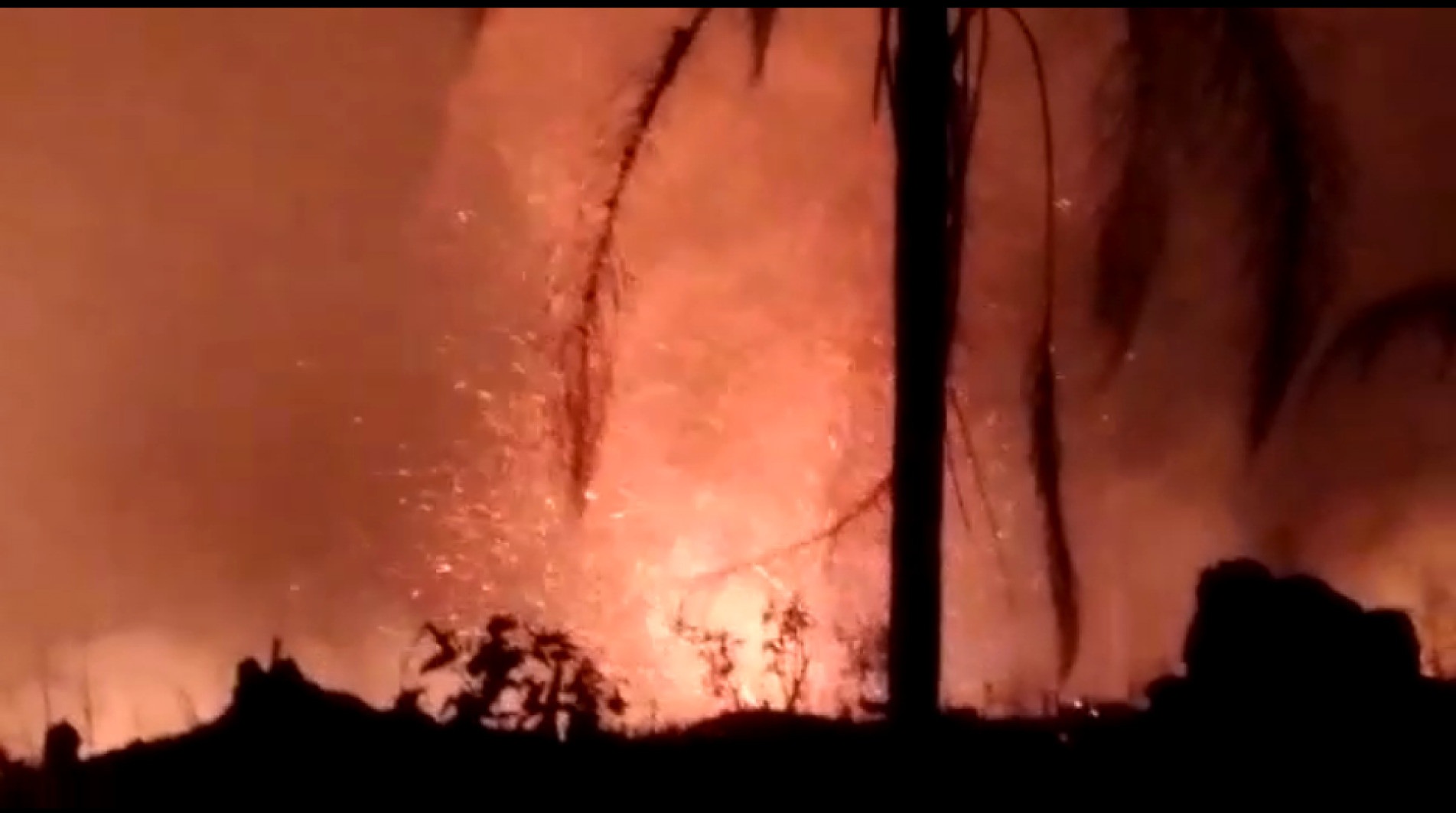 Munícipes flagraram momento em que se iniciou um tornado de fogo no bairro