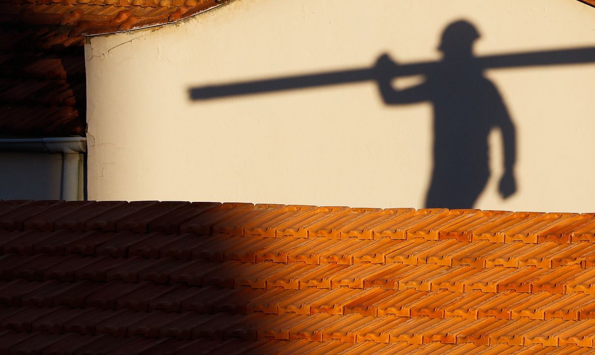 Rio de Janeiro - Trabalhadores da construção civil, operários reformam telhado de imóvel em obras no Centro do Rio. (Fernando Frazão/Agência Brasil)