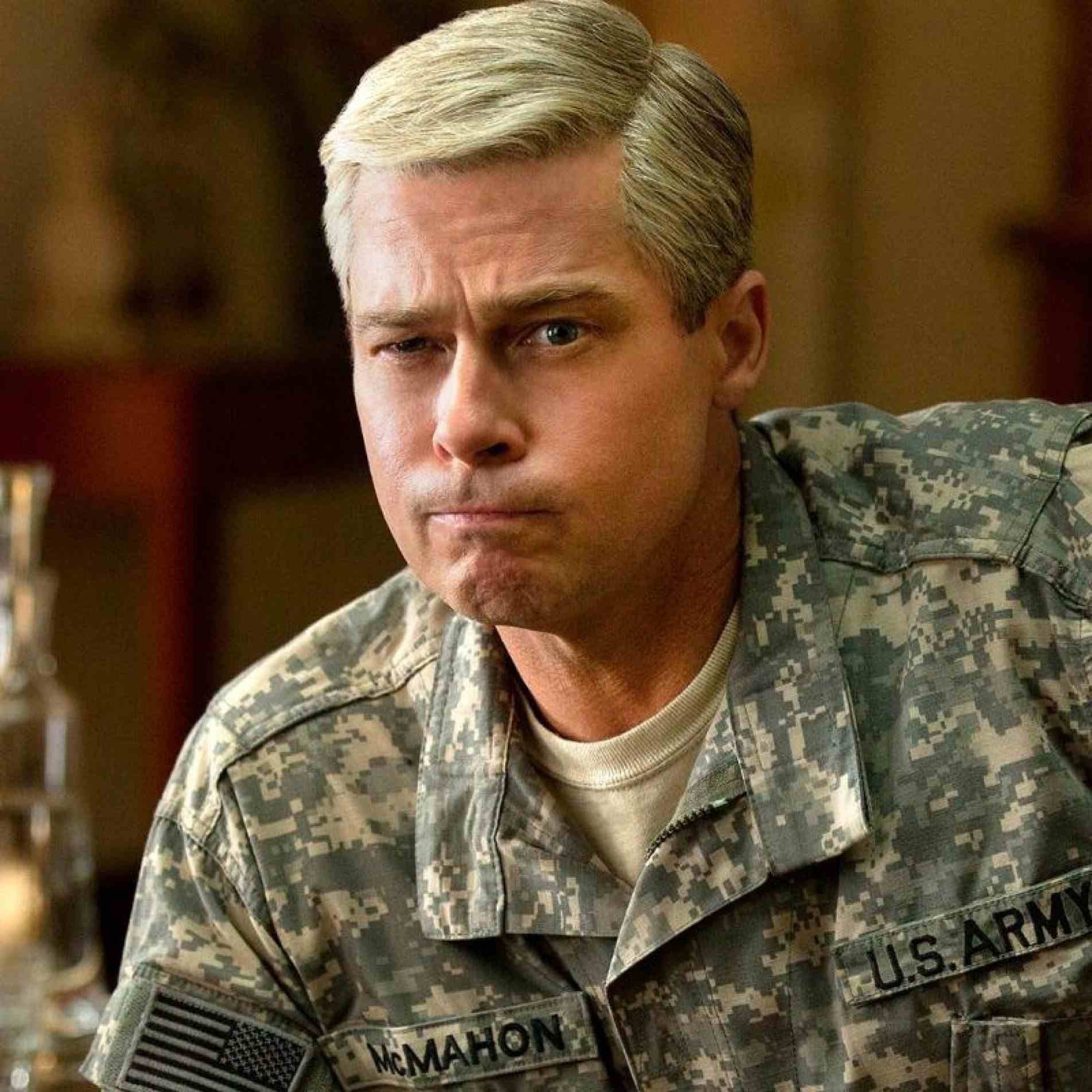 O general Glen McMahon (Brad Pitt): muita pose, dinheiro, armas e resultado desastroso.