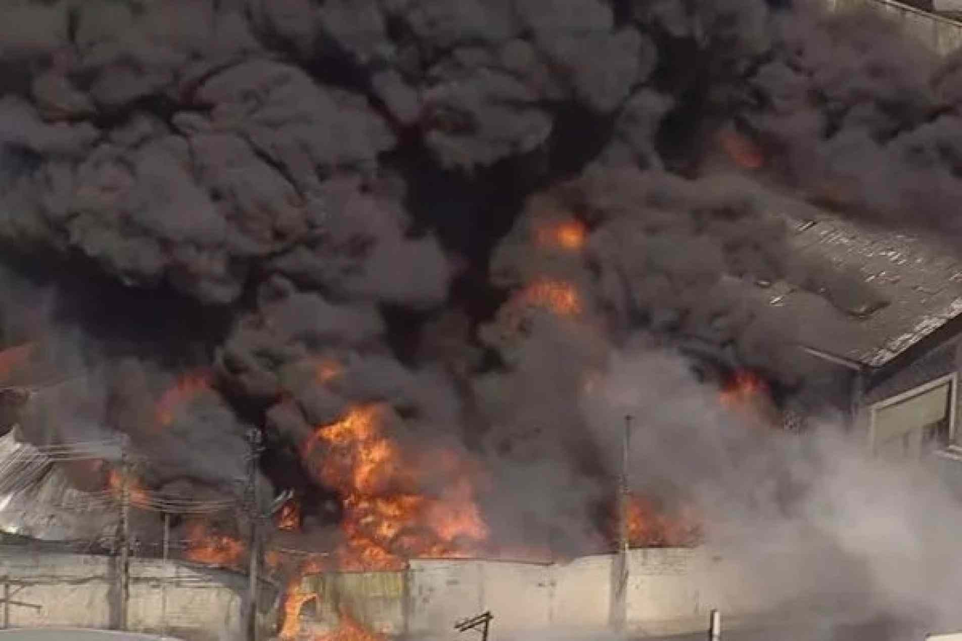 Incêndio de grandes proporções atinge galpão em Barueri