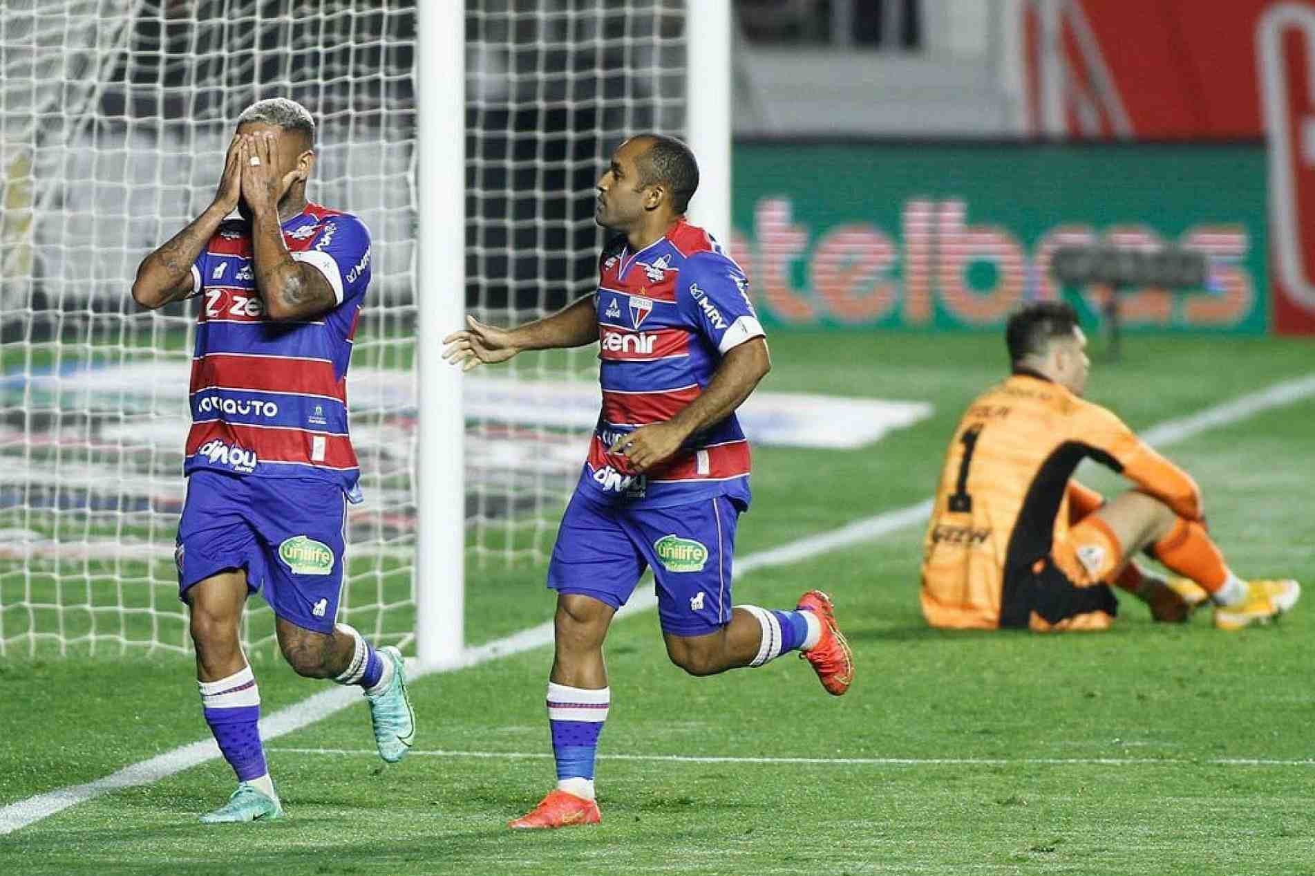 Romarinho (esq.) comemora o empate cearense, para lamentação de Volpi
