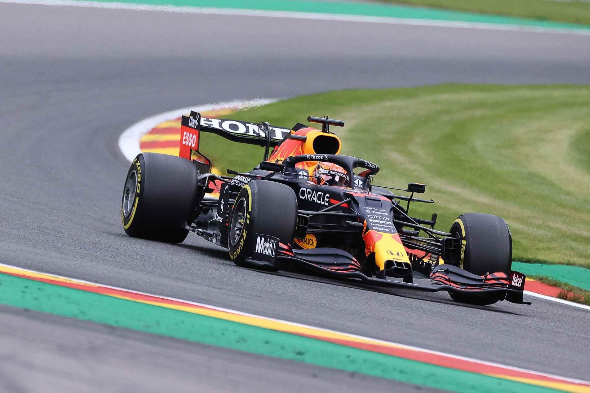 Verstappen deu o troco na Mercedes e ficou com o melhor tempo no segundo treino livre