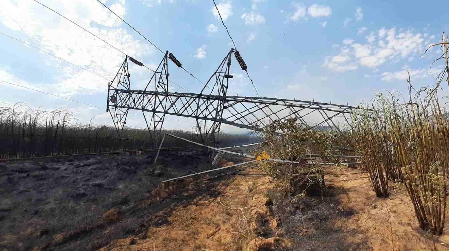 Estrutura provocou incêndio ao desabar.