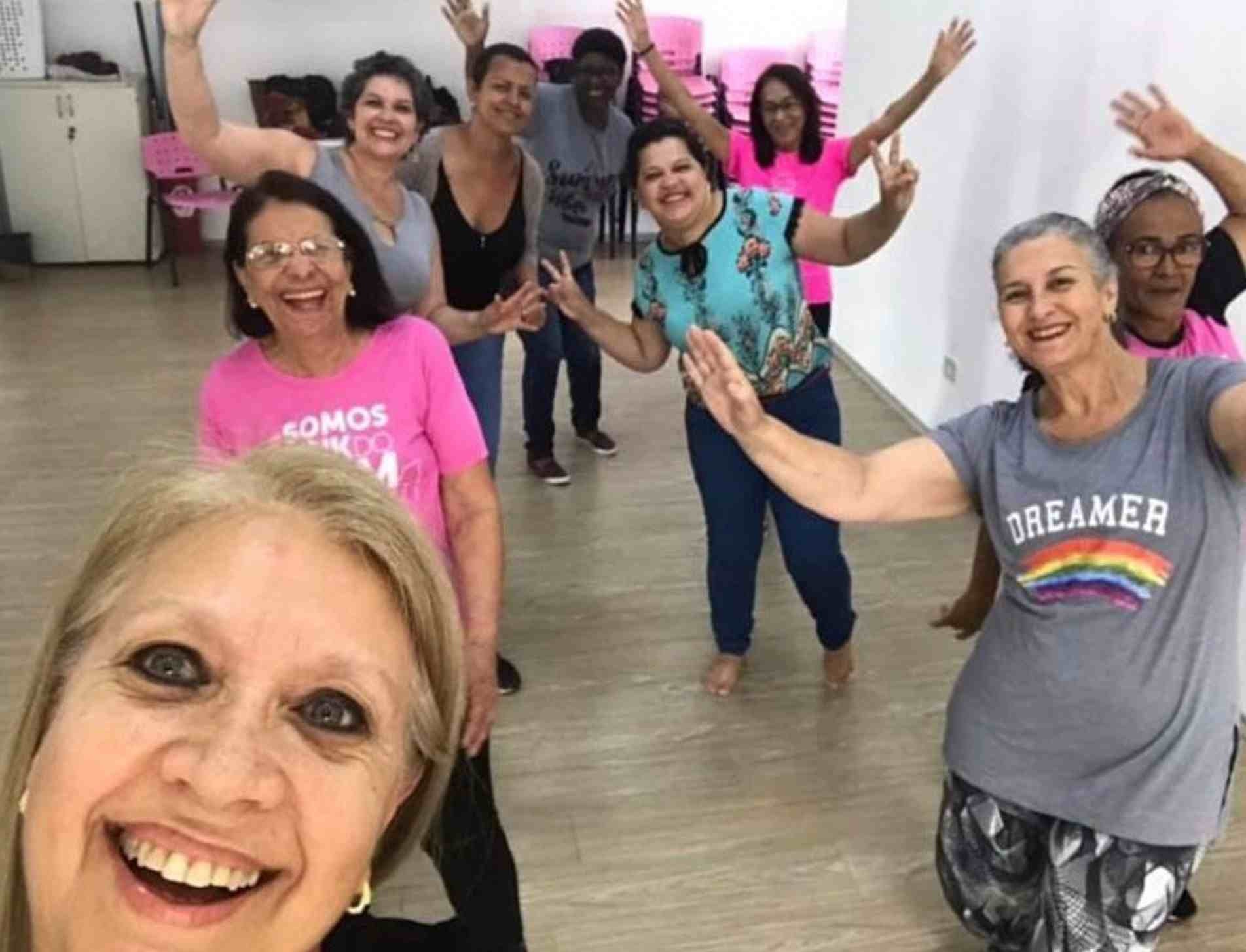 Regina Almeida e assistidas da Liga Sorocabana de Combate ao Câncer.