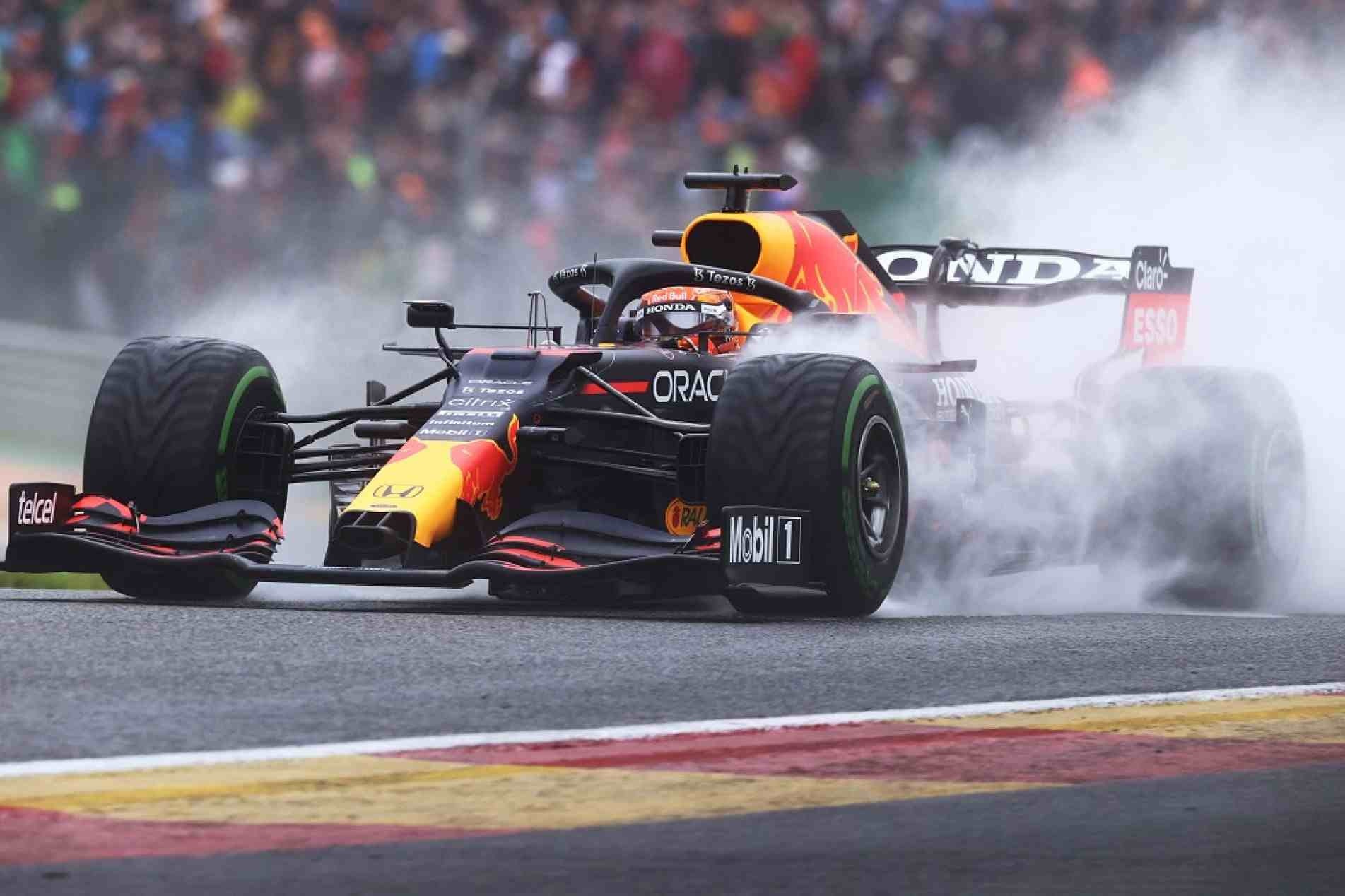 Largada do GP da Bélgica de Fórmula 1 é adiada novamente por conta da forte chuva.