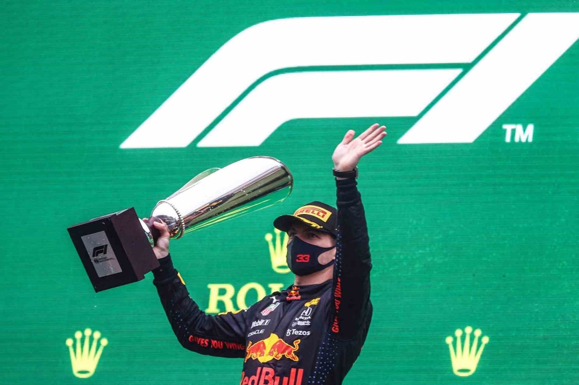 GP da Bélgica de F1 é interrompido por conta da chuva e Verstappen vence.