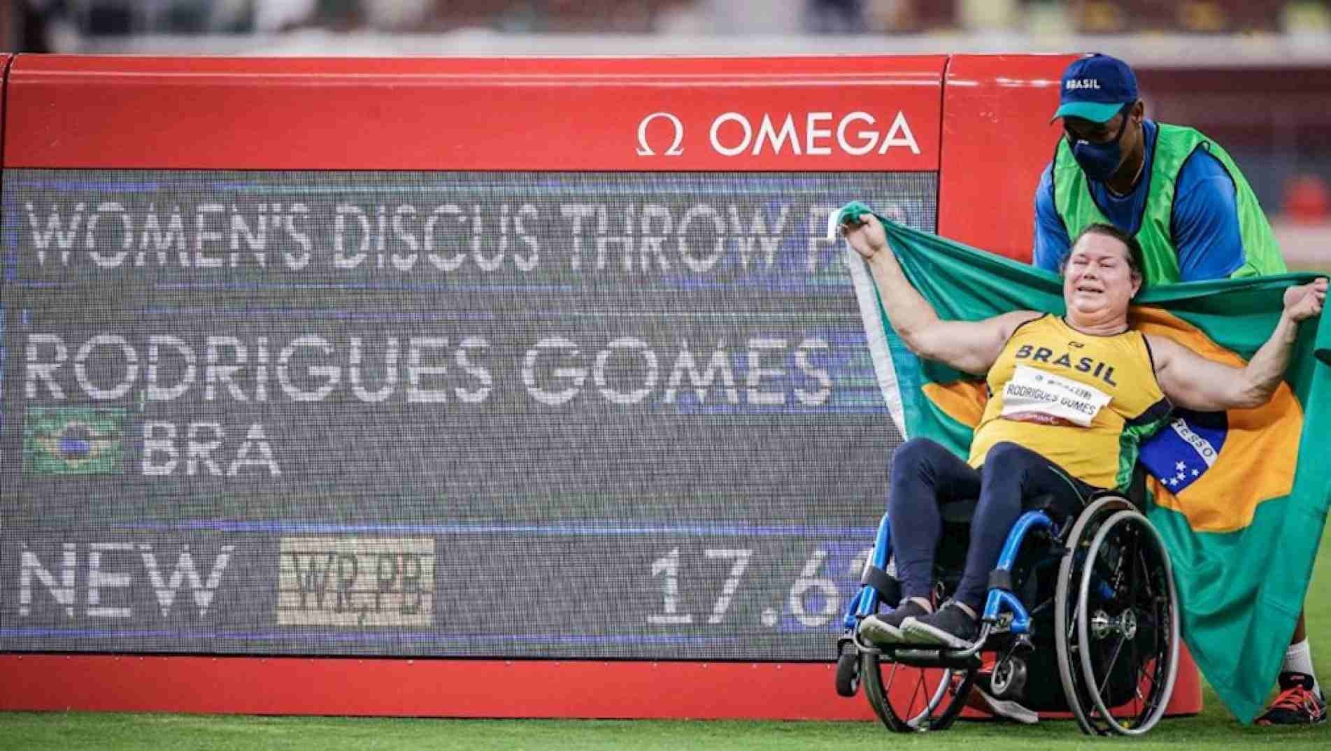 Beth Gomes comemora a impressionante marca de 17,62m, novo recorde mundial da prova