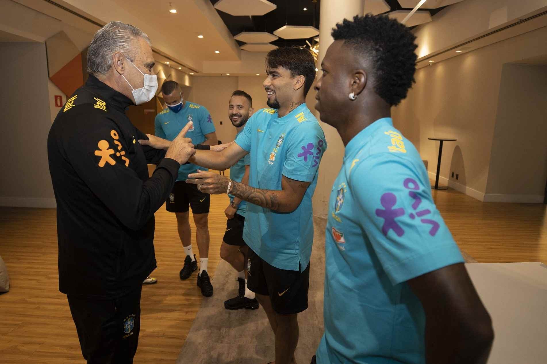 Tite teve apenas 13 jogadores no 1º dia.