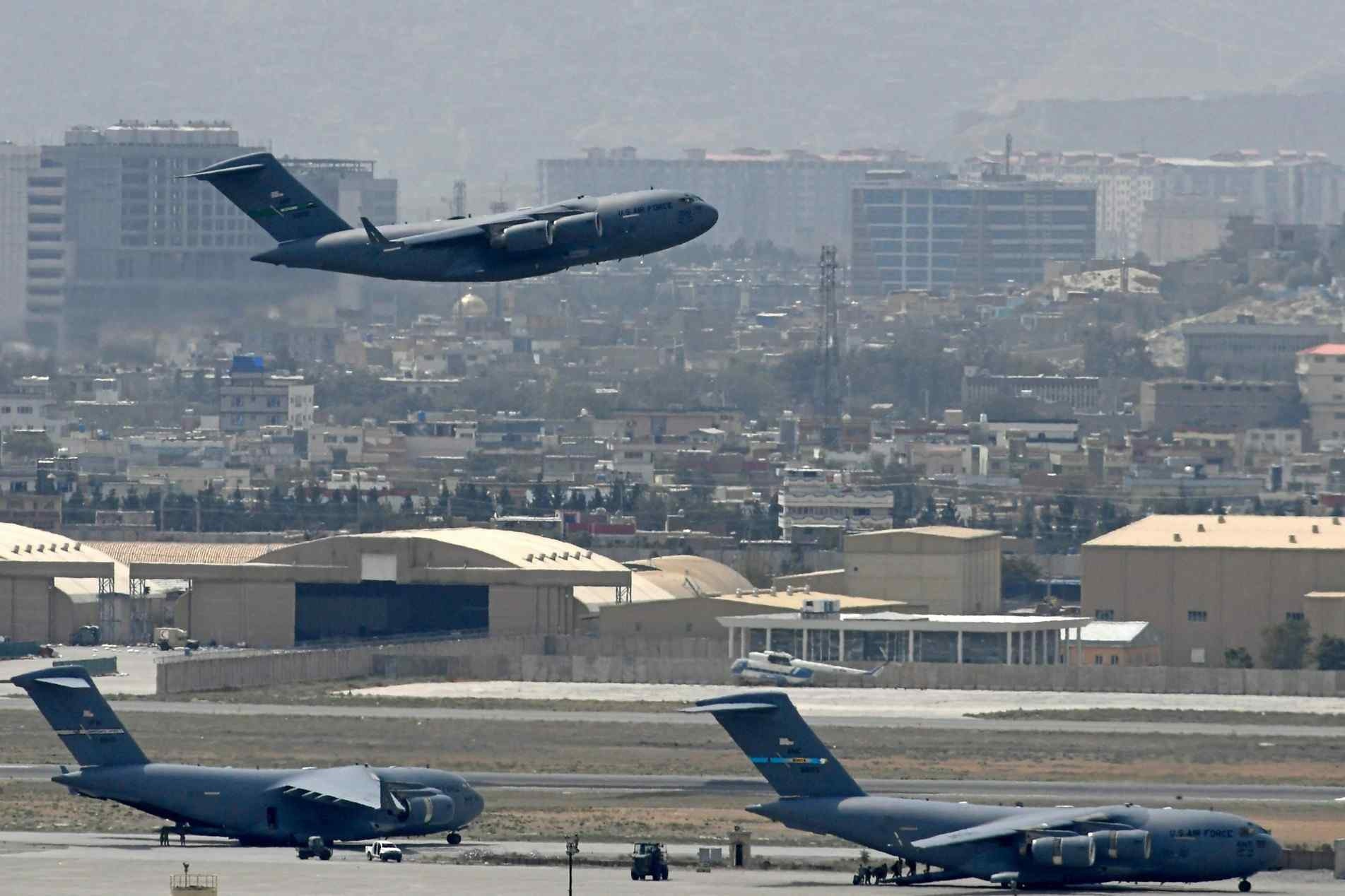 Aeronaves americanas deixam Cabul carregando militares.