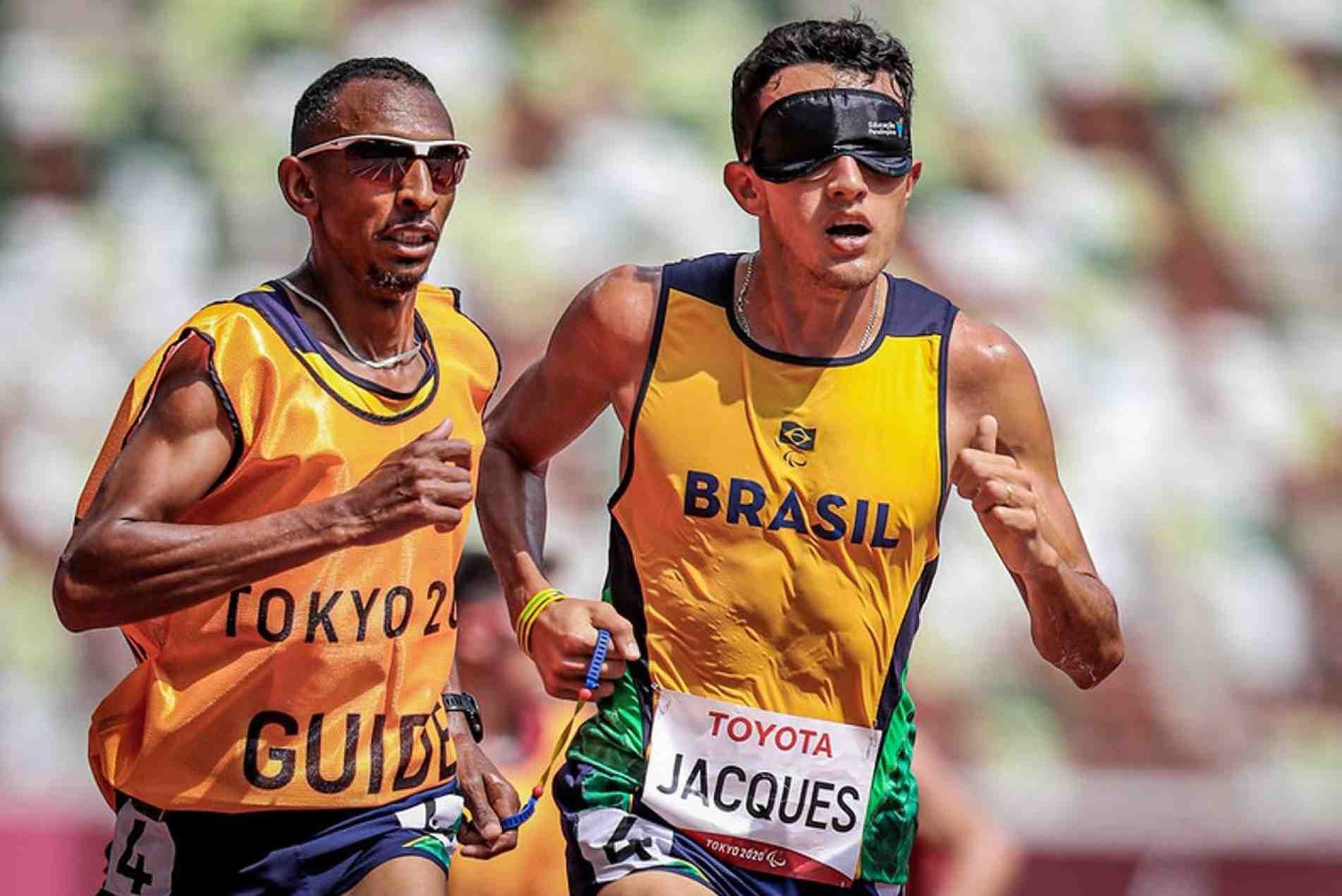 Junto ao guia, Yeltsin Jacques, do atletismo, venceu a prova dos 1.500m T11 (atletas cegos): mais um ouro.