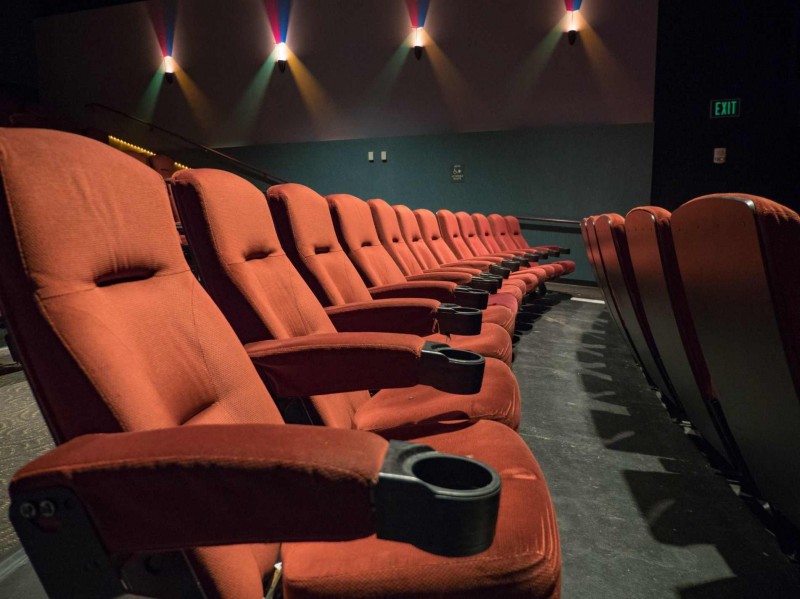 Cinemas fazem sessões especiais para pessoas com TEA