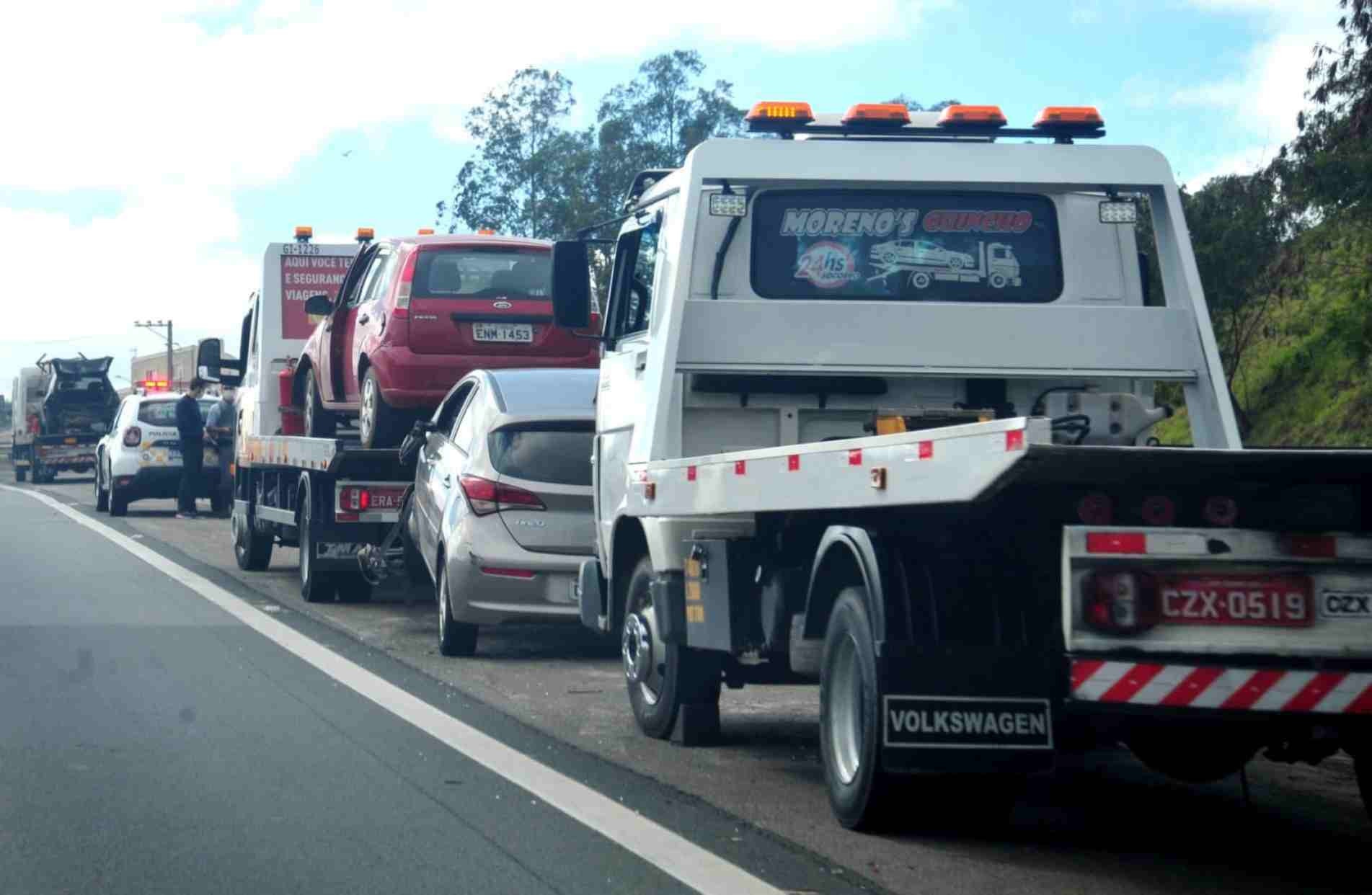 Sequência de sinistros de trânsito envolveu vários veículos, incluindo uma carreta