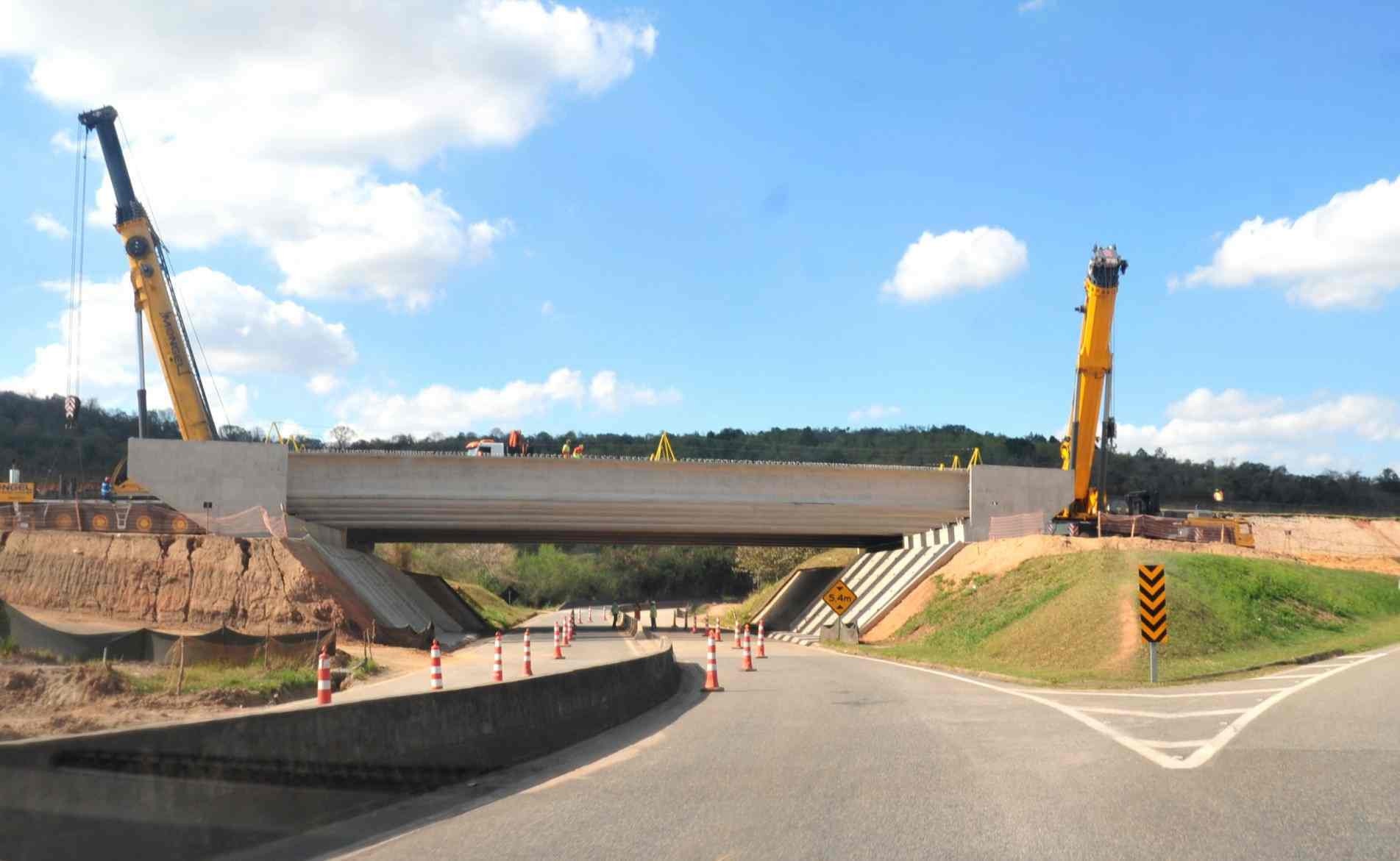 Obras em Brigadeiro Tobias continuam mesmo com as chuvas dos últimos dias. Interdições já foram montadas também