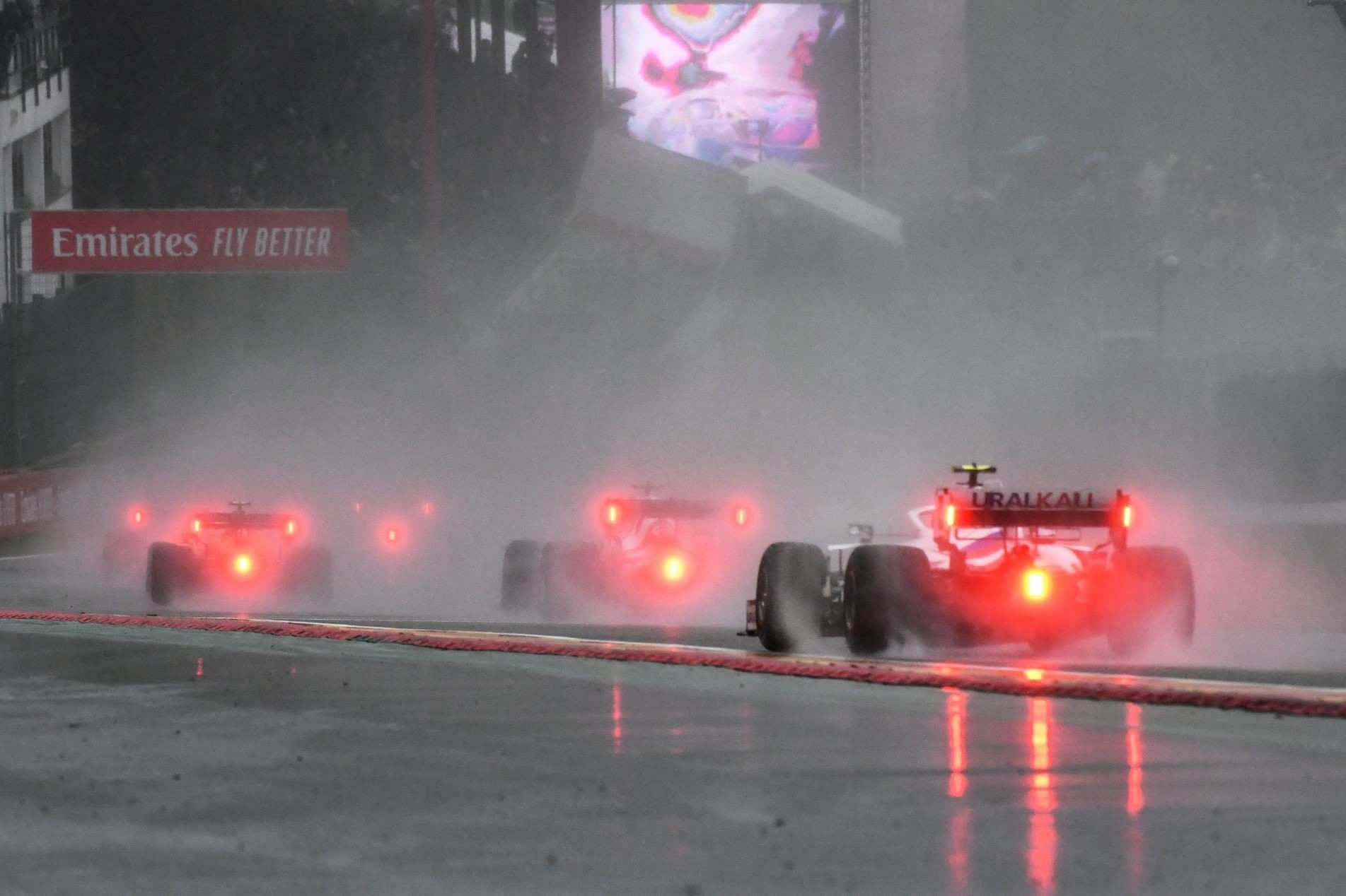 Corrida de quatro voltas sob chuva foi rotulada de 