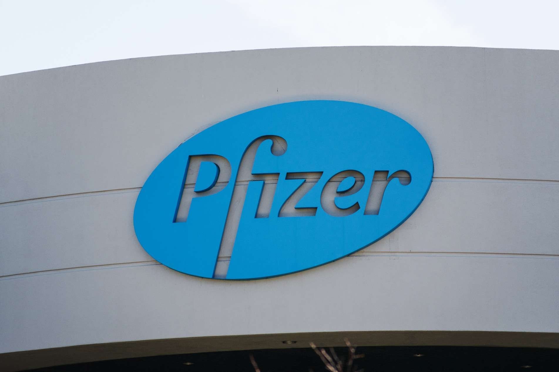 Fachada da farmacêutica Pfizer.