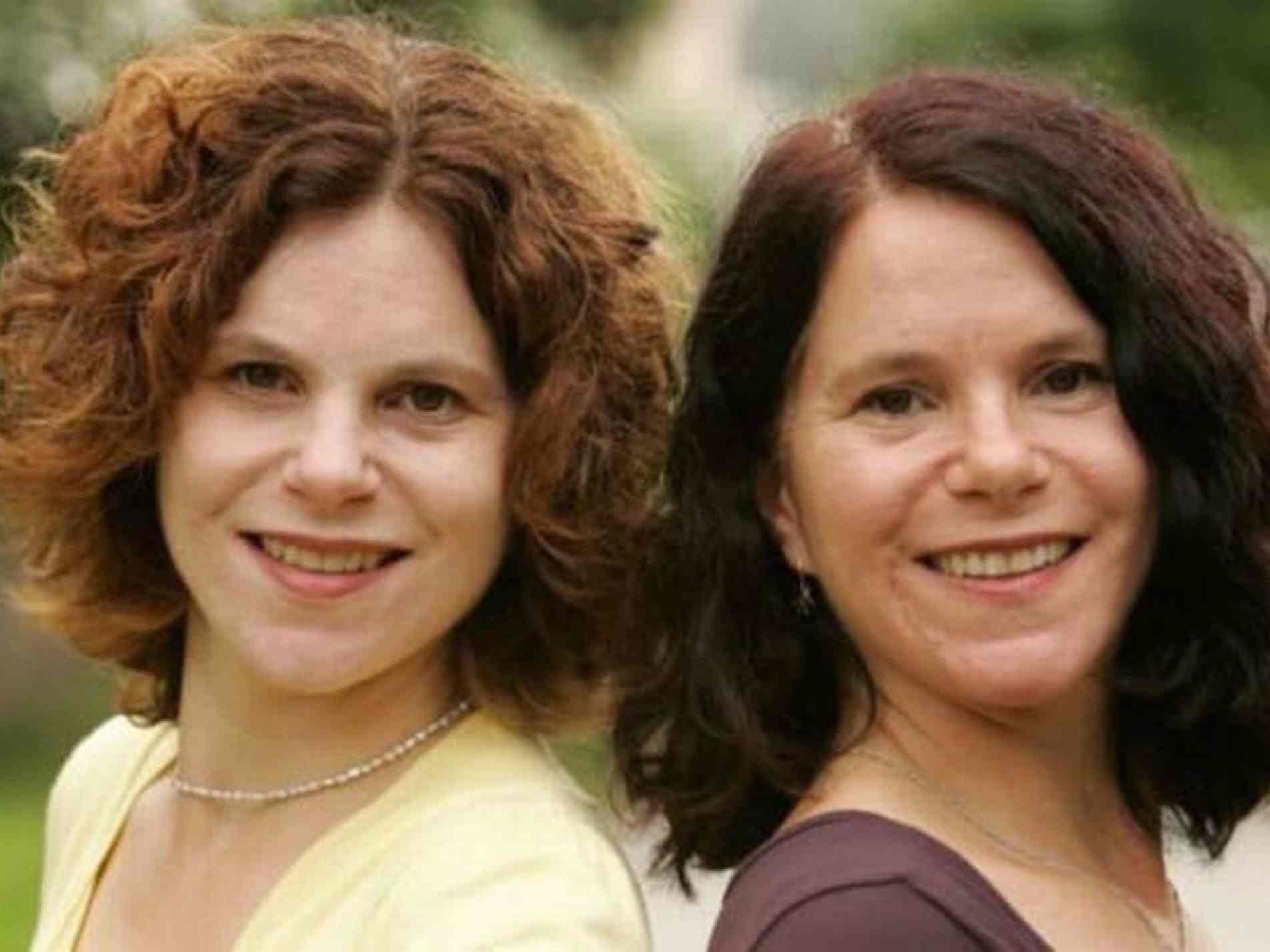 As gêmeas Paula Bernstein  e Elyse Schein, também adotadas na mesma agência Louise Wise, só se conheceram quando já eram adultas.