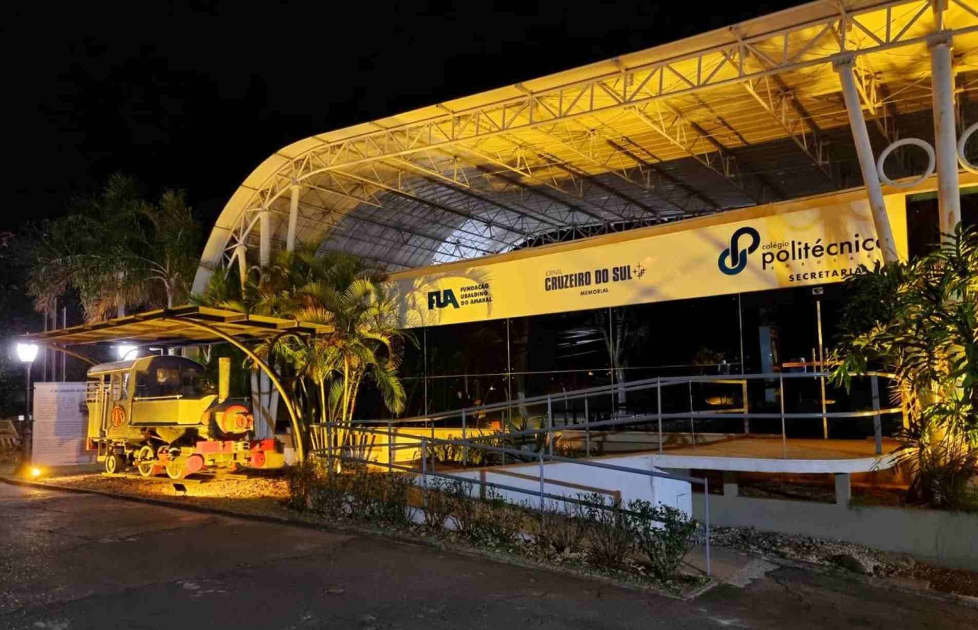 A sede da FUA está iluminada com a cor amarela.