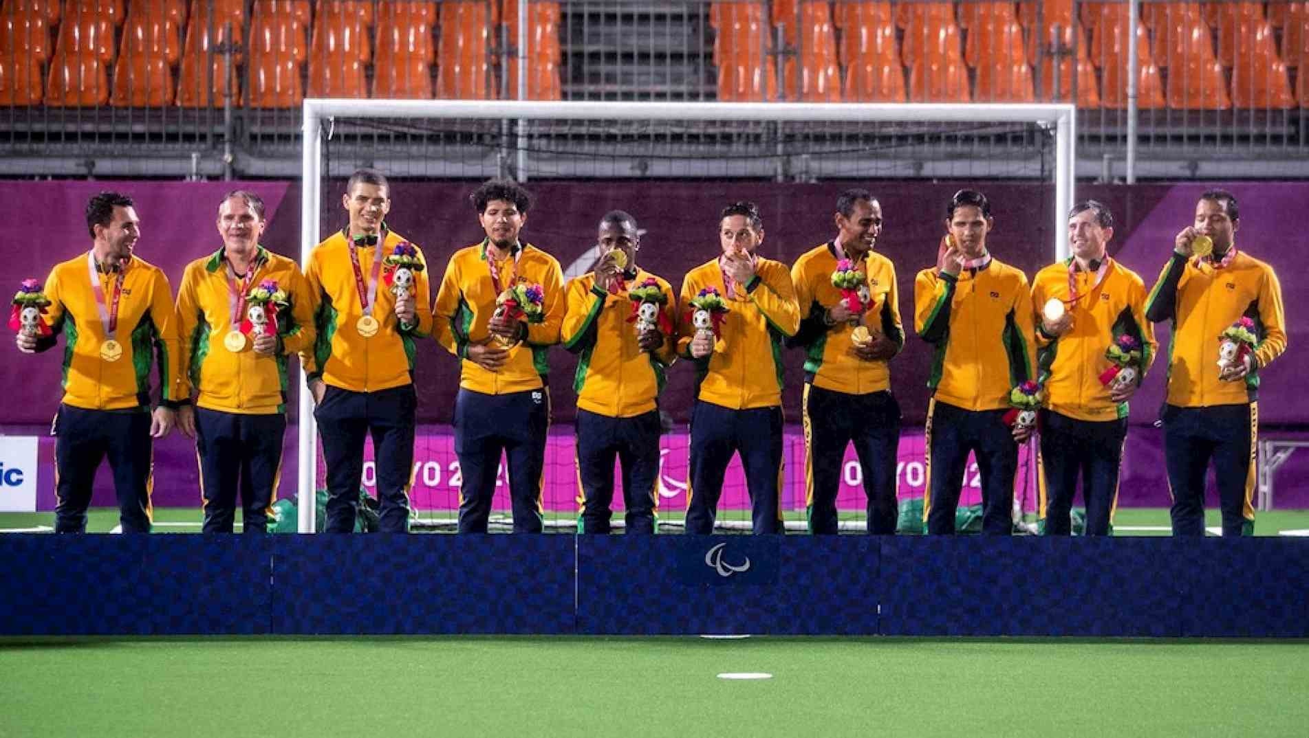 Jogadores brasileiros do futebol de 5 exibem a medalha de ouro conquistada em Tóquio