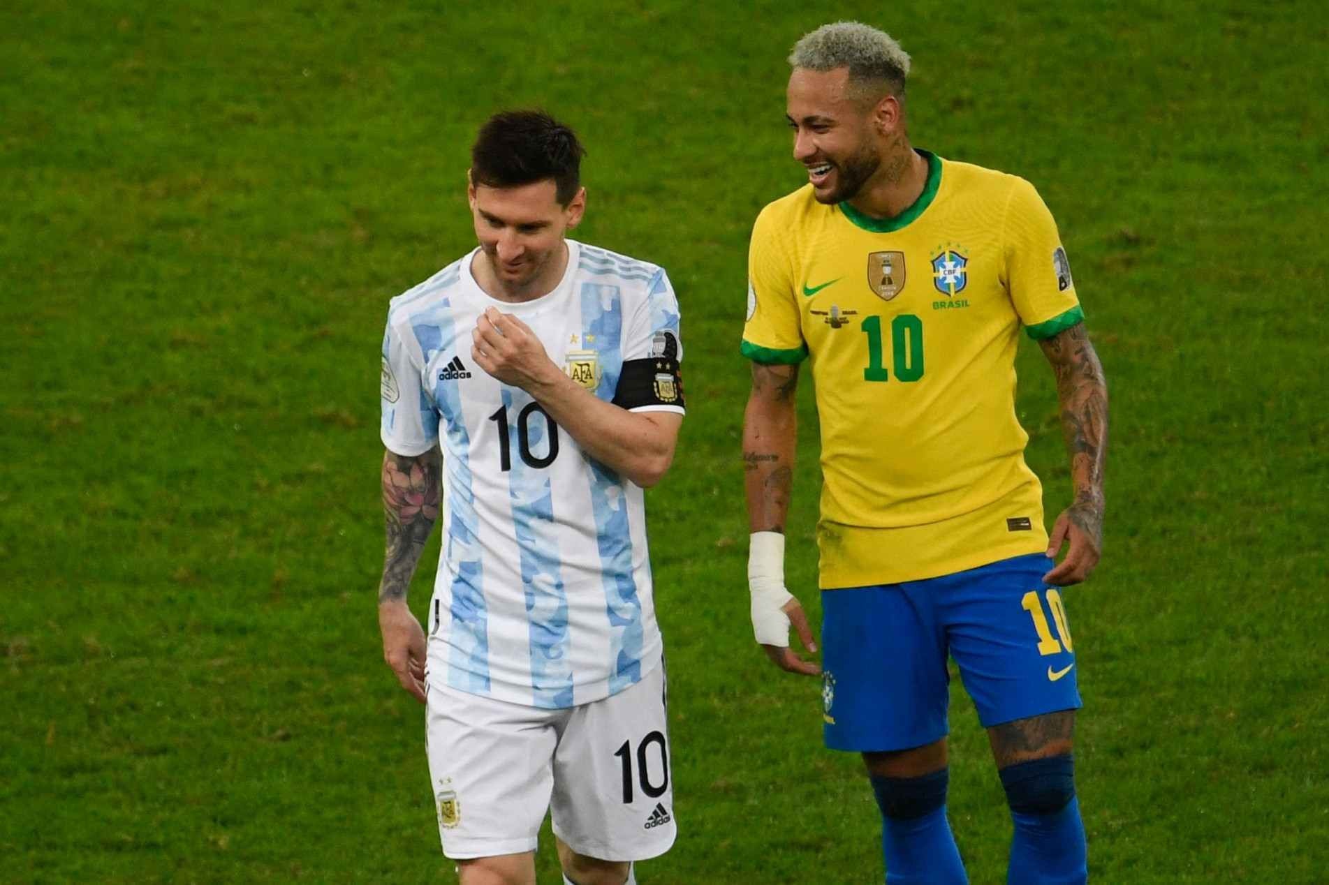Em campo, um duelo entre as duas maiores estrelas do futebol sul-americano: Messi e Neymar.