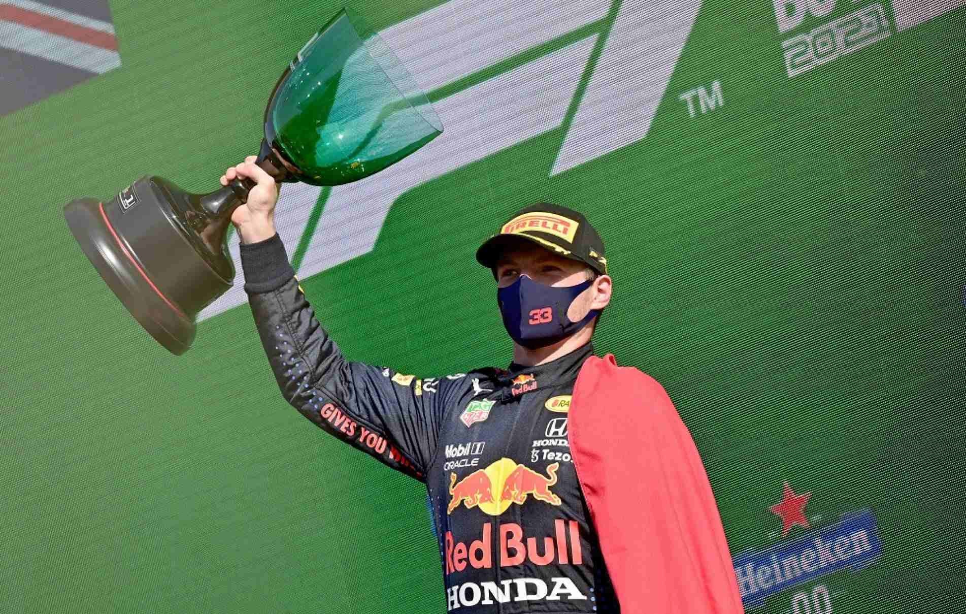 O piloto holandês Max Verstappen (Red Bull) superou Lewis Hamilton no Grande Prêmio da Holanda neste domingo (5).