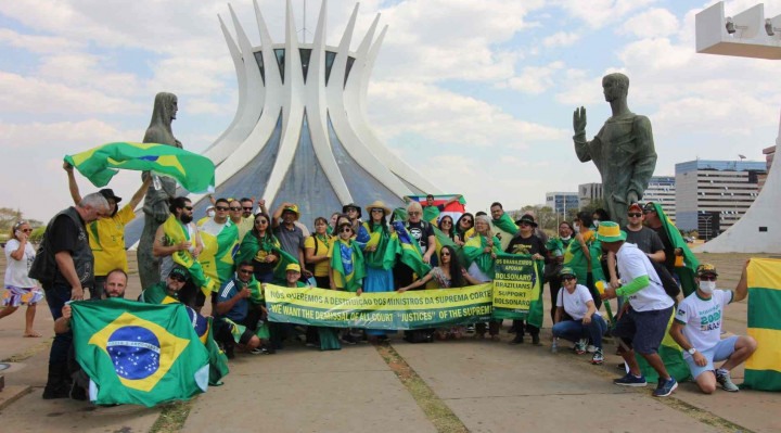 Apoiadores do presidente iniciaram ontem a concentração.