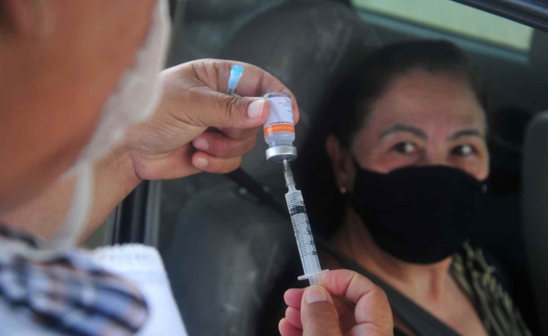 Vacinação contra a Covid-19 em Votorantim, na Praça Levy de Campos.