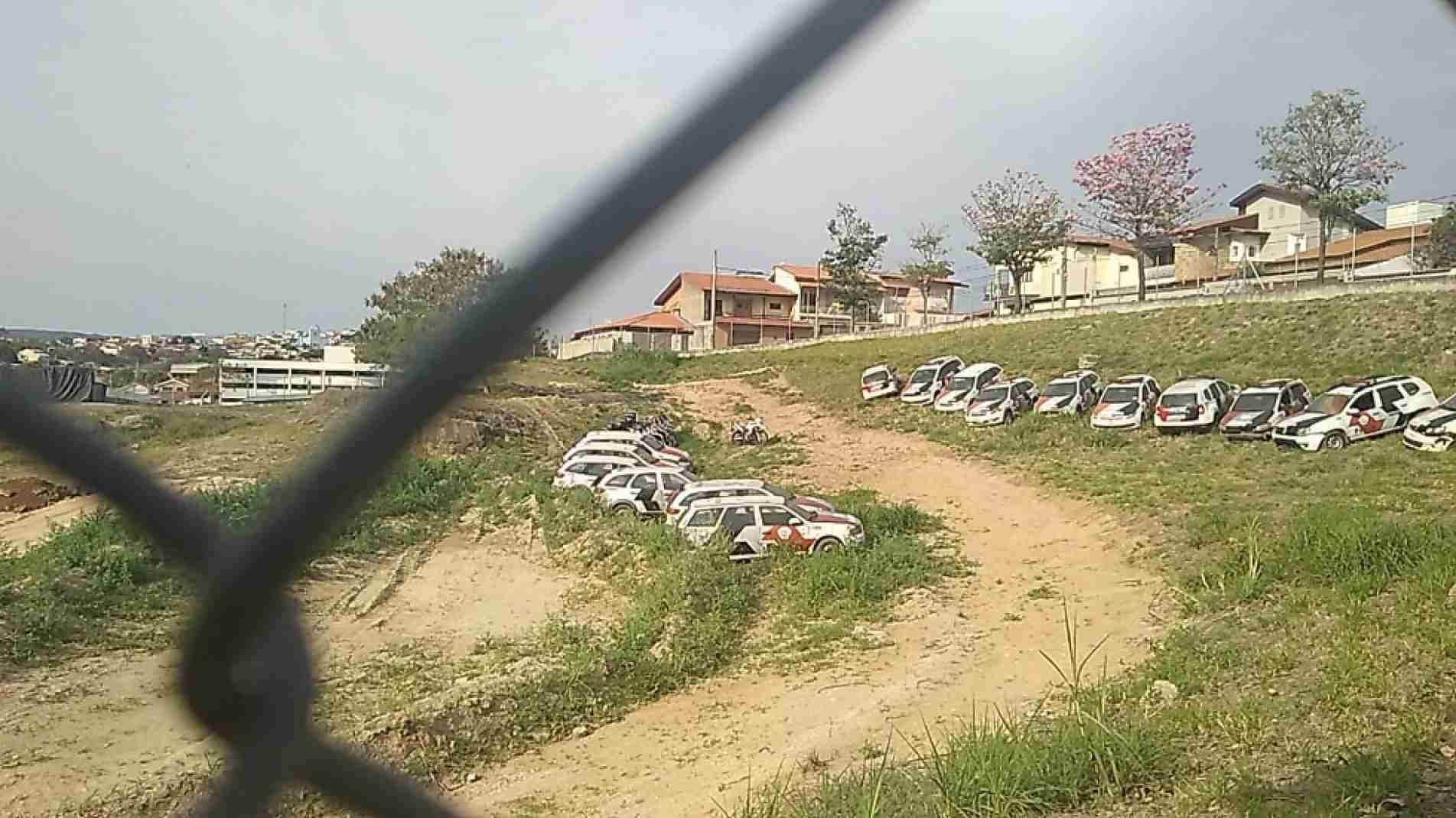 Viaturas da Polícia Militar de Votorantim estão abandonadas em terreno de unidade policial do município. Governo estadual informa que veículos serão leiloados.