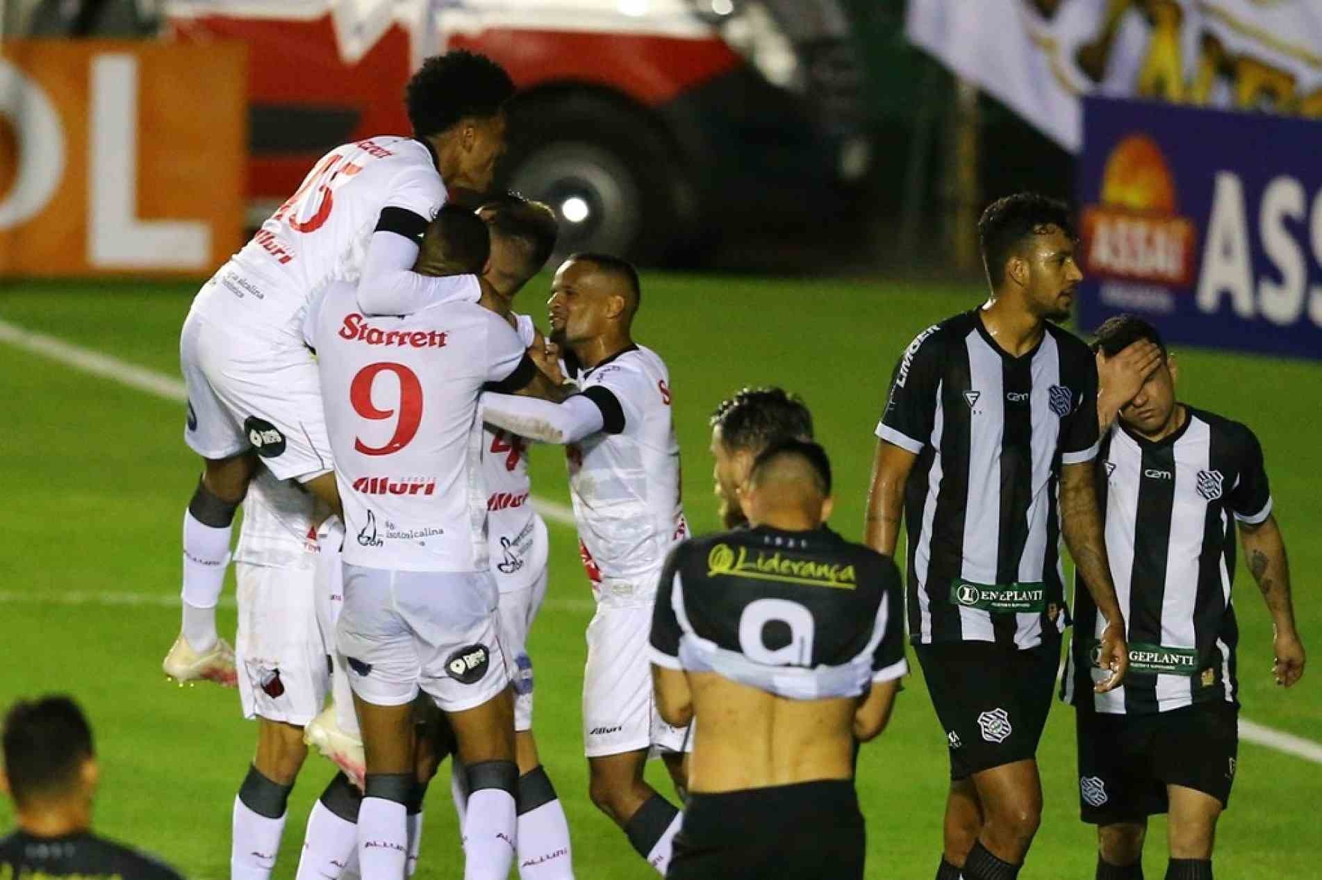 Galo derrotou o Figueirense em Florianópolis por 2 a 1