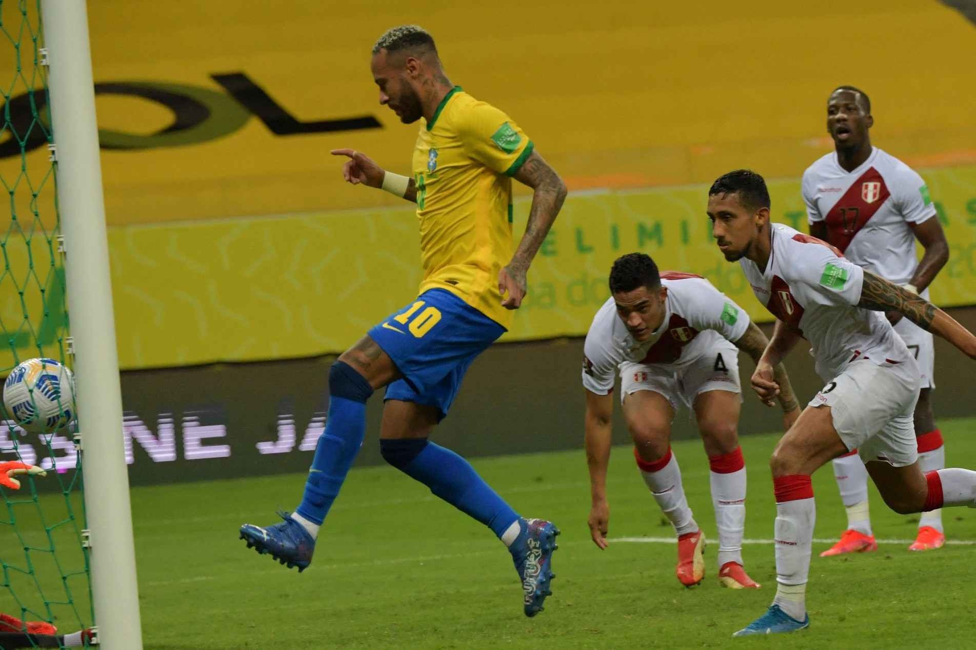 Neymar marcou no 1º tempo e tornou-se o maior artilheiro do Brasil na competição.
