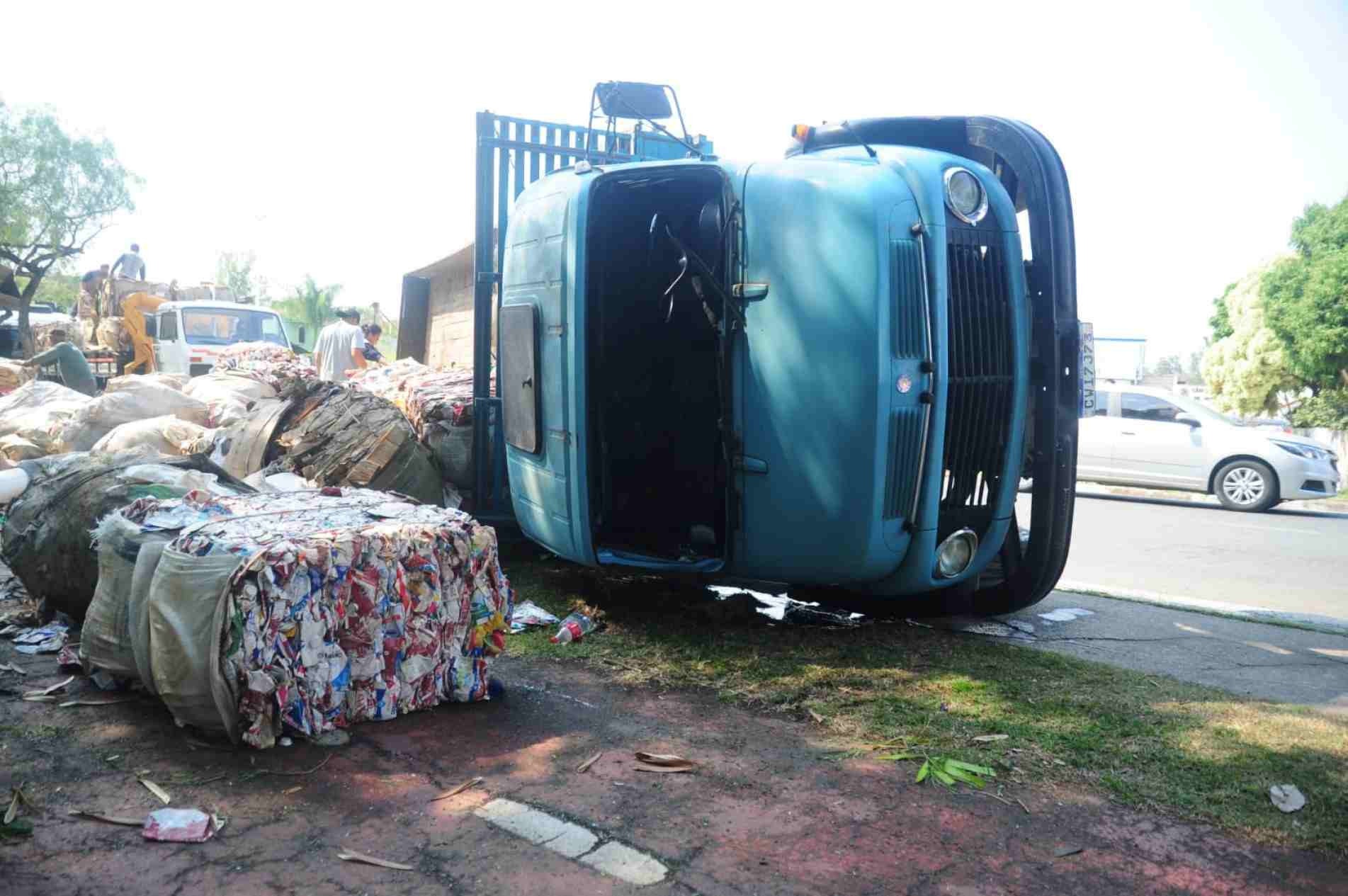 O veículo tombou na avenida Vereador Newton Vieira, em Votorantim