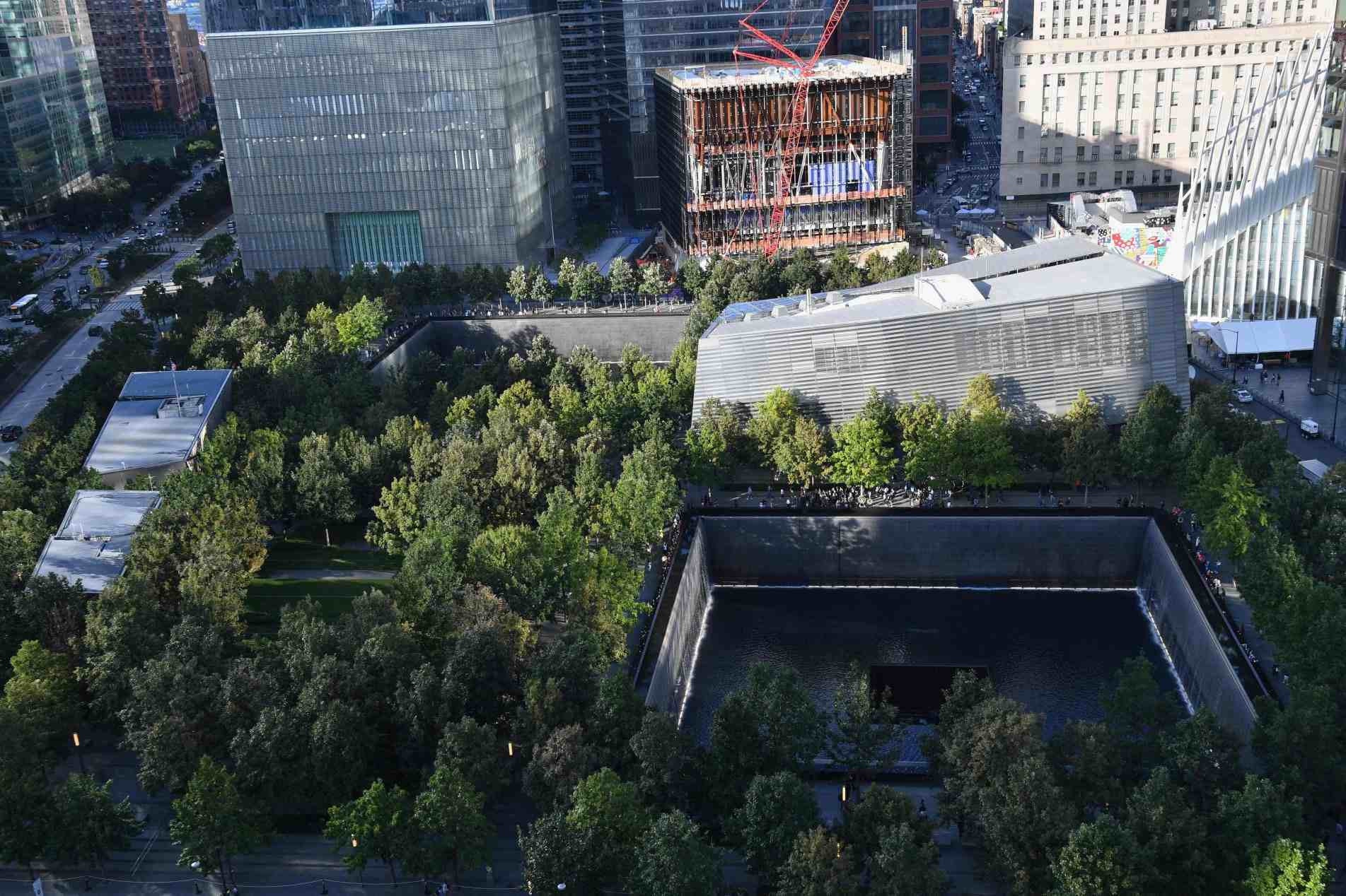 O local onde ficavam as Torres Gêmeas virou um memorial.