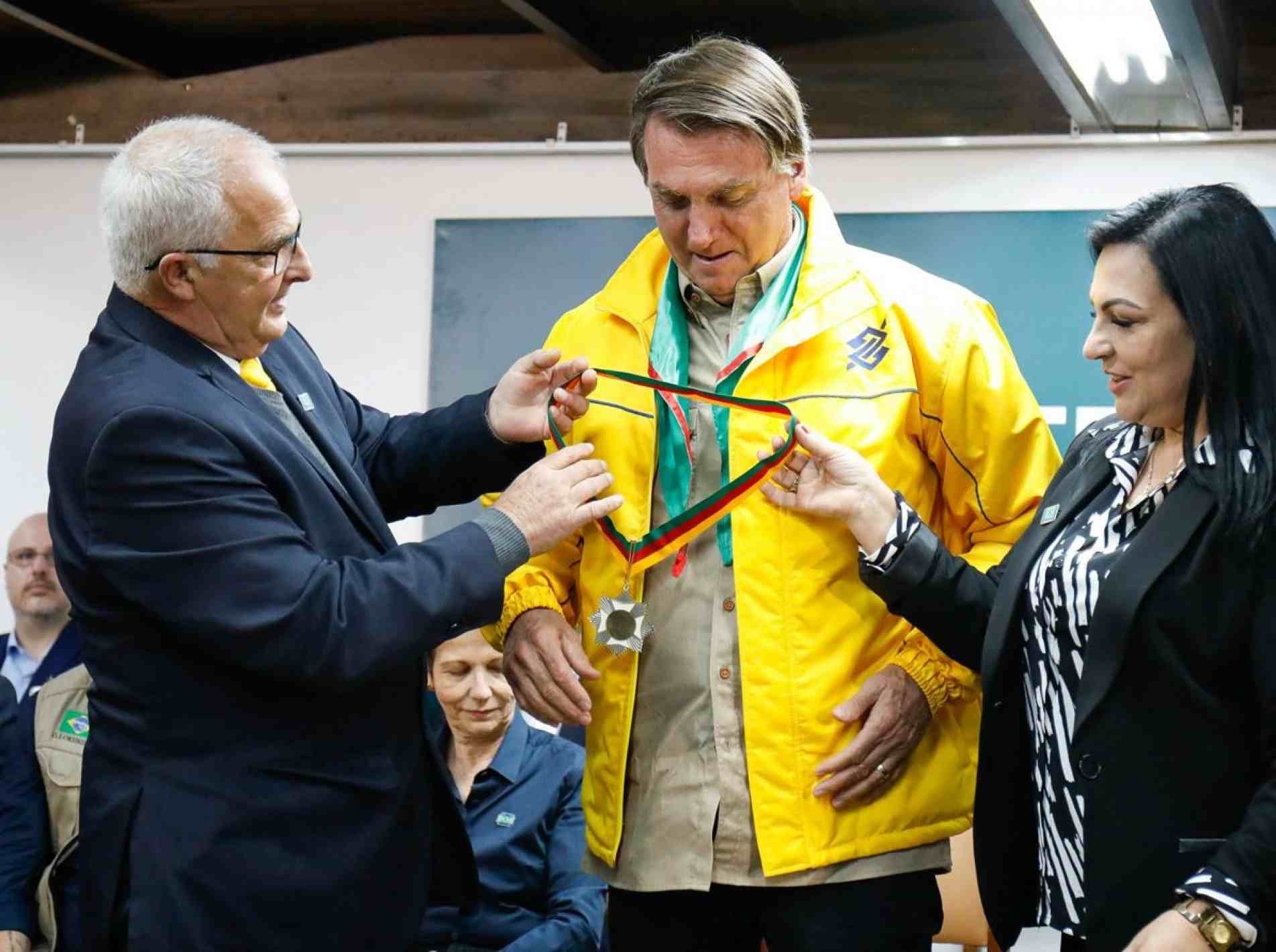 Presidente recebeu Medalha do Mérito Farroupilha.