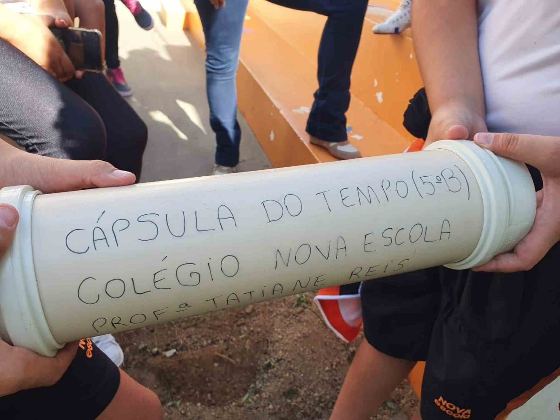 A cápsula é feita de um um tubo de PVC e reúne memórias que marcaram a quarentena: fotos, cartinhas, máscaras, memes e até um exemplar do jornal Cruzeiro do Sul.