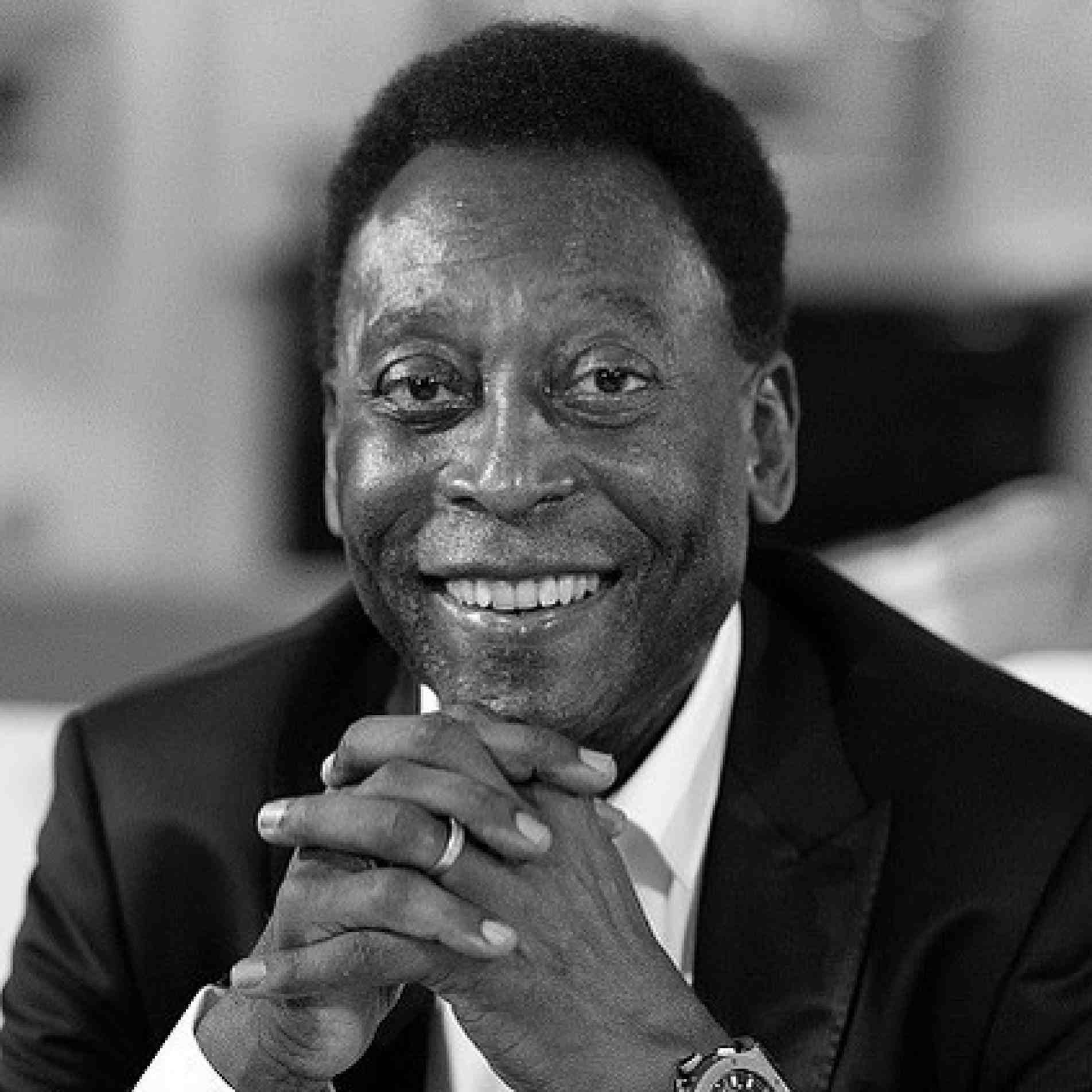 Pelé foi internado no último sábado (4) para a retirada de um tumor.