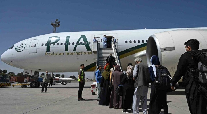 Um avião da companhia paquistanesa PIA pousou no aeroporto de Cabul com quase 70 passageiros a bordo 