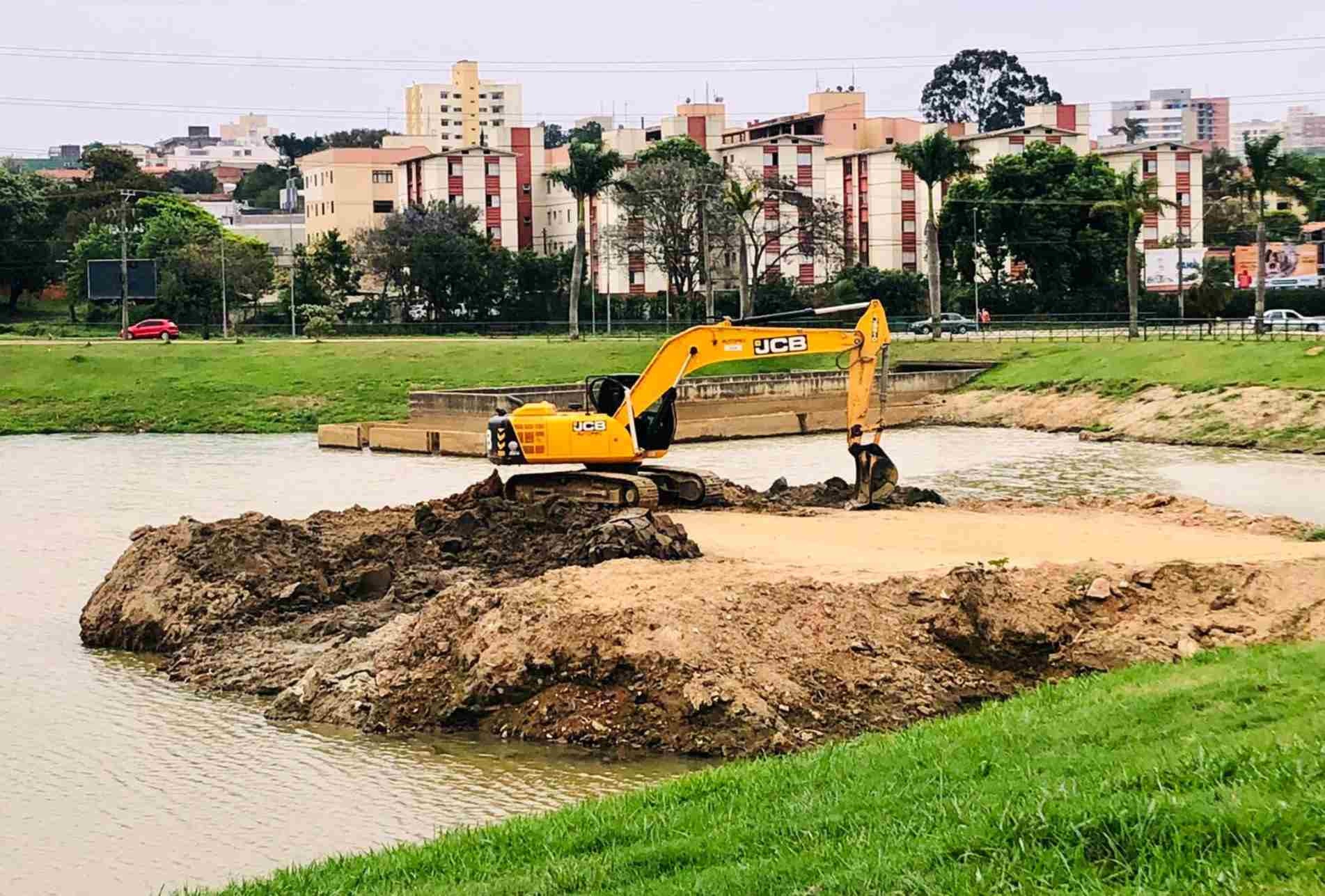 Máquina retroescavadeira é usada no trabalho.