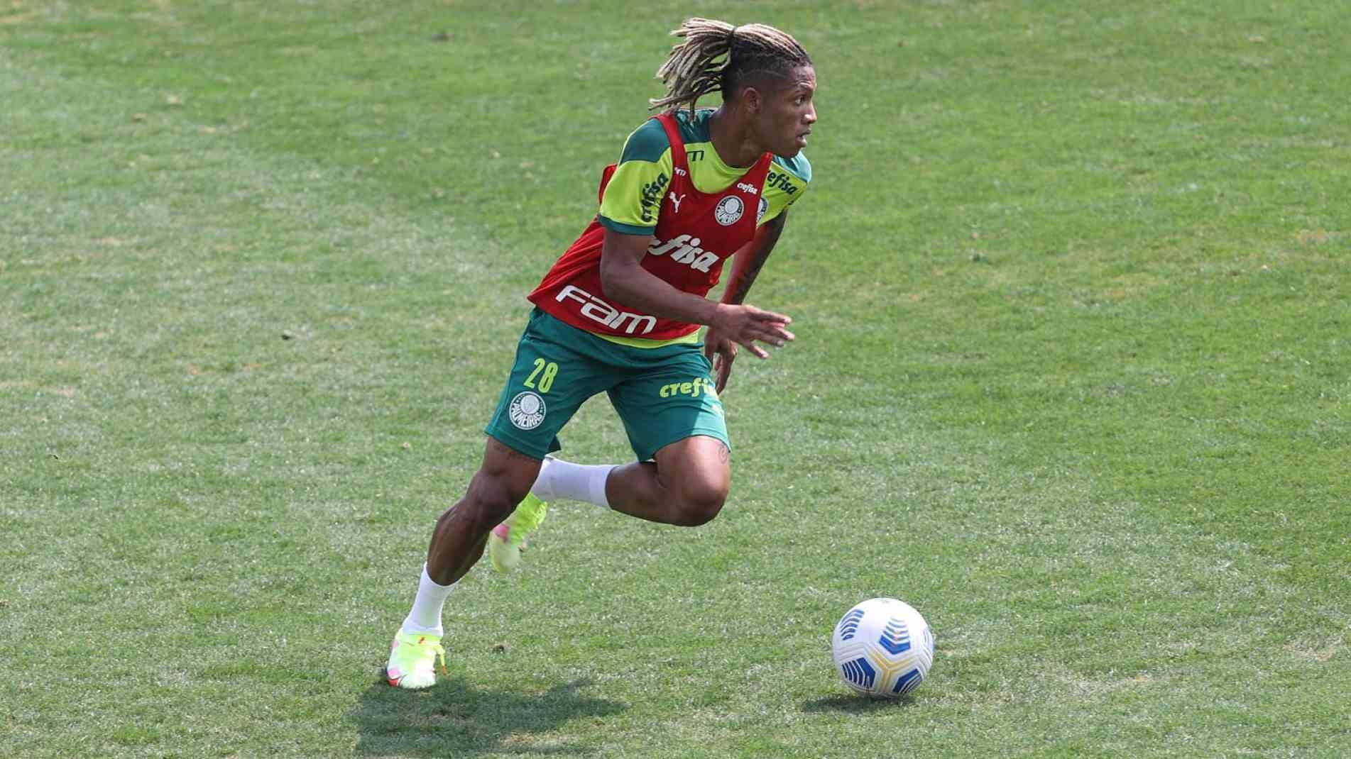 Volante do Palmeiras sente dores no tornozelo esquerdo.