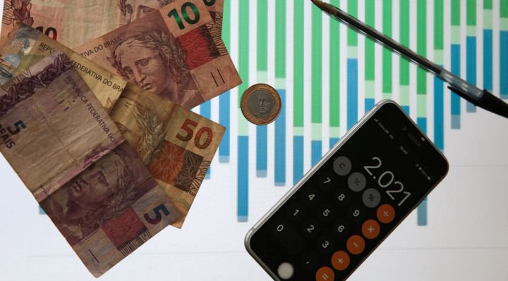 A renda habitual do trabalhador brasileiro caiu 6,6% no primeiro trimestre, enquanto a renda a renda efetiva subiu 0,9%