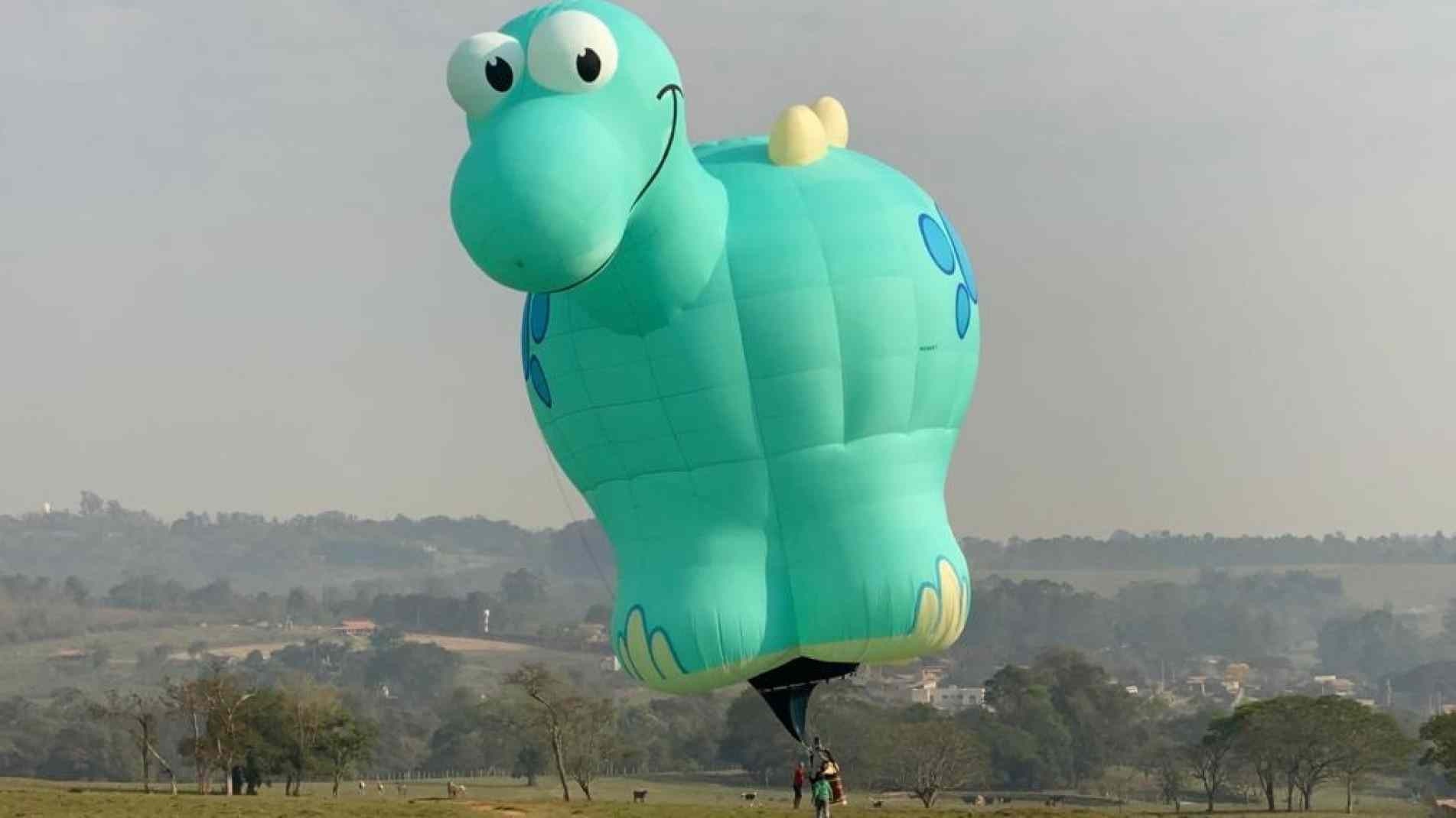 Céu da cidade recebe quatro balões de formatos especiais.
