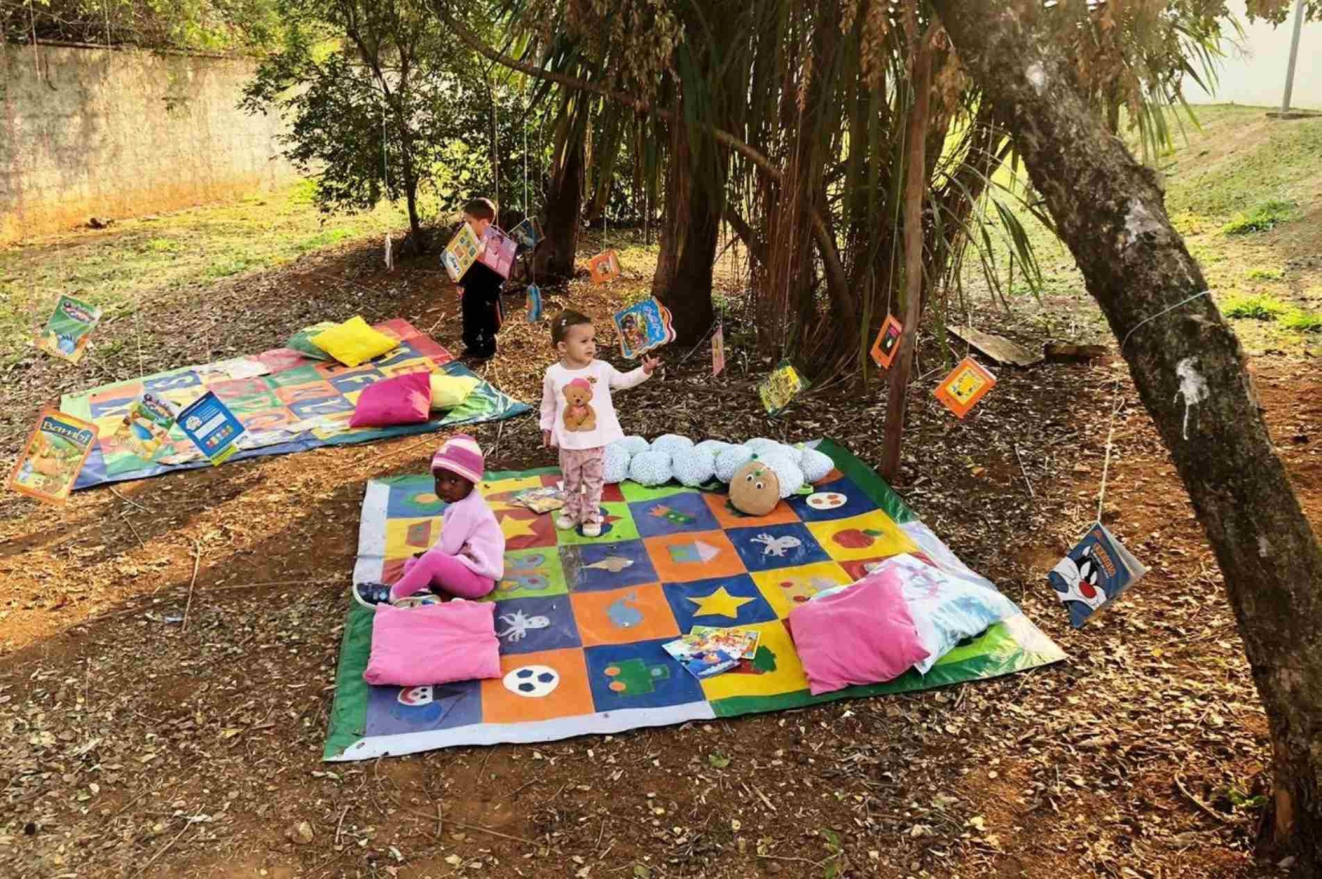 Crianças ganham ‘pé de livros’ no quintal da CEI-94