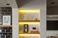 Fitas de led iluminam as prateleiras e valorizam os objetos decorativos neste projeto do escritório Bruno Moraes Arquitetura. - LUIS GOMES / YAMAMURA