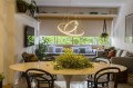 Esta sala de jantar recebeu pendentes com LED integrado, em projeto do escritório Oliva Arquitetura. - EMERSON RODRIGUES / YAMAMURA