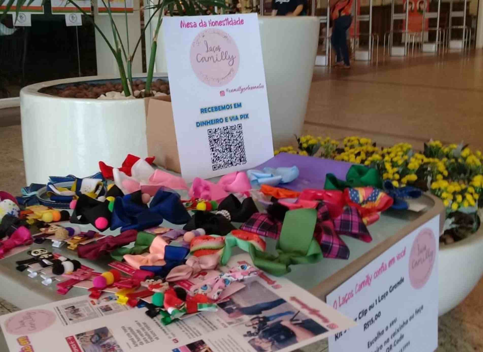 La&ccedil;os ficam expostos em uma mesa. Comprador pode fazer at&eacute; o troco.