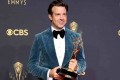 Jason Sudeikis mostra o prêmio que ganhou no Emmy 2021 - Foto: Rich Fury/Getty Images North America/Getty Images via AFP
