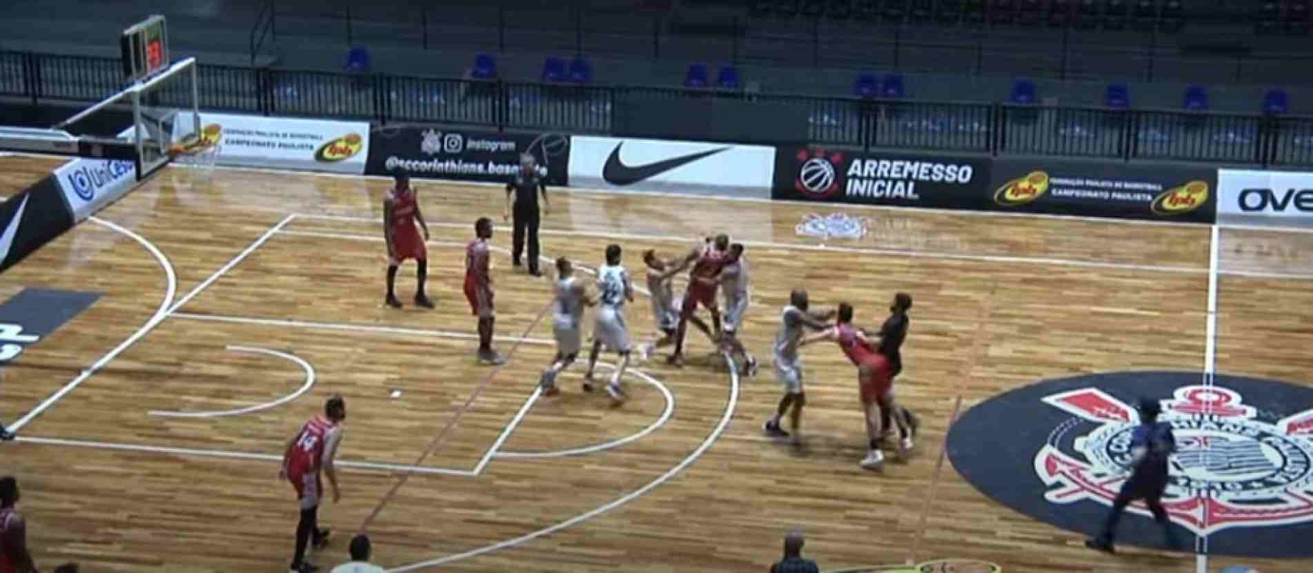 Jogadores de LSB e Osasco iniciam briga generalizada que deu fim à partida do Paulista