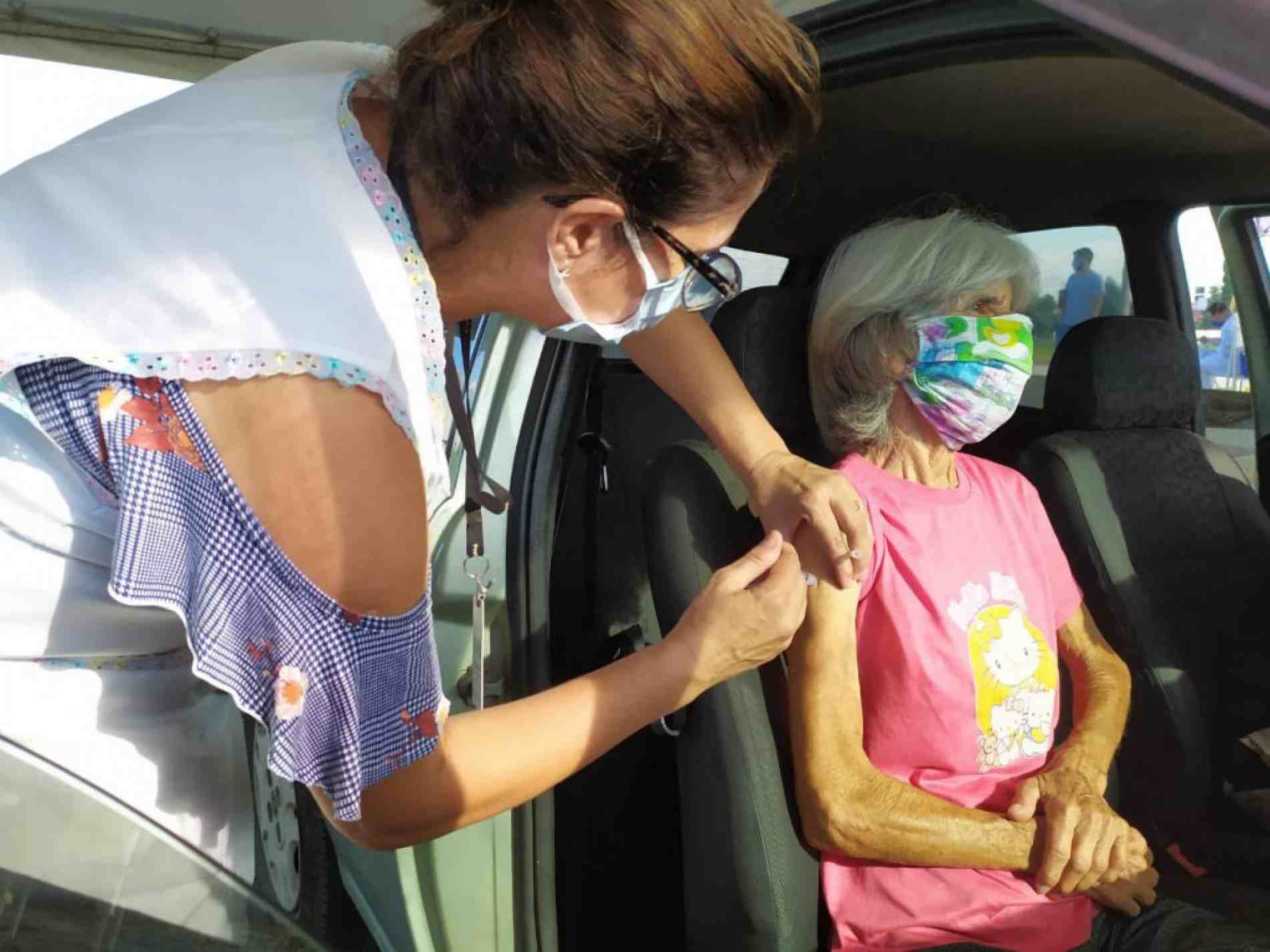 Sorocaba realiza 3ª dose da vacina contra a Covid-19 nesta quinta-feira (23) em idosos de 80 anos ou mais.