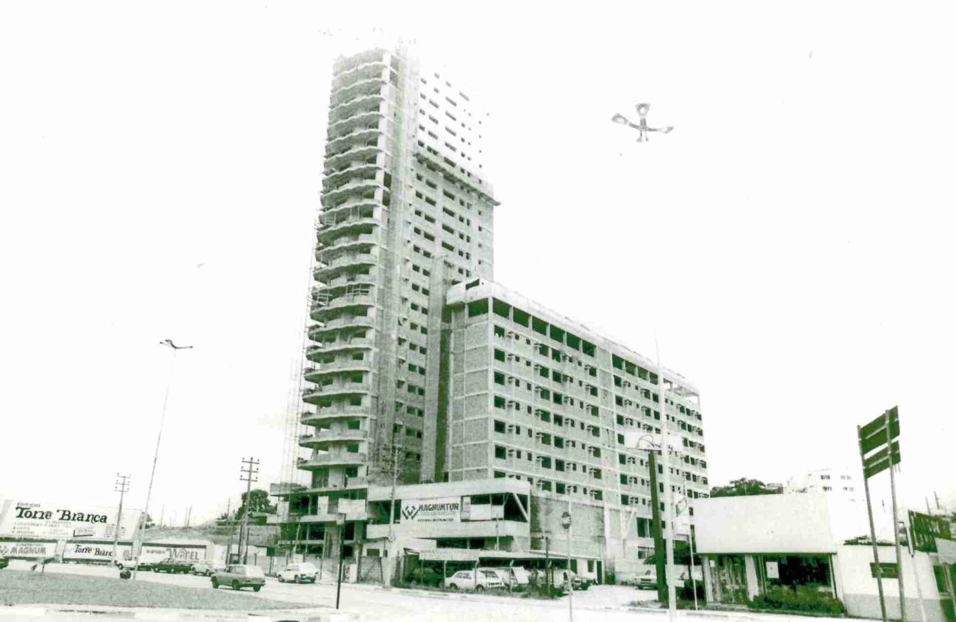 Construção do Edifício Torre Branca e Hotel, no ano de 1990.